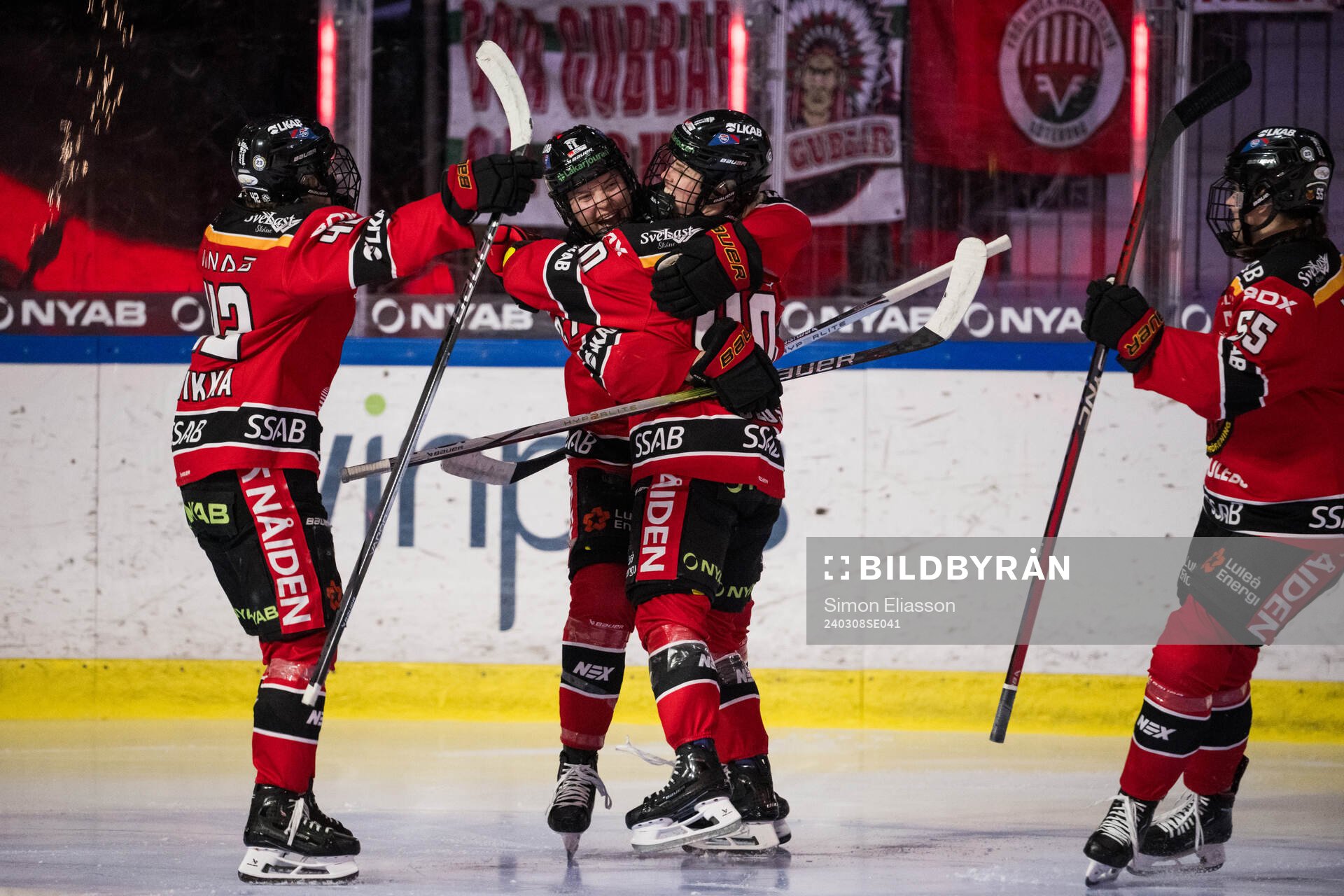 Luleås Jaycee Magwood jublar med Noora Tulus som gjort 5-1
