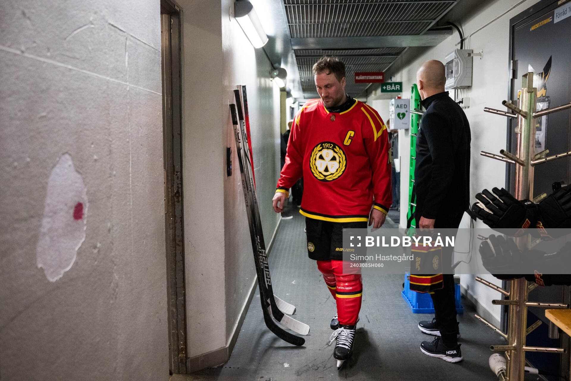 Brynäs Johan Larsson går in i omklädningsrummet