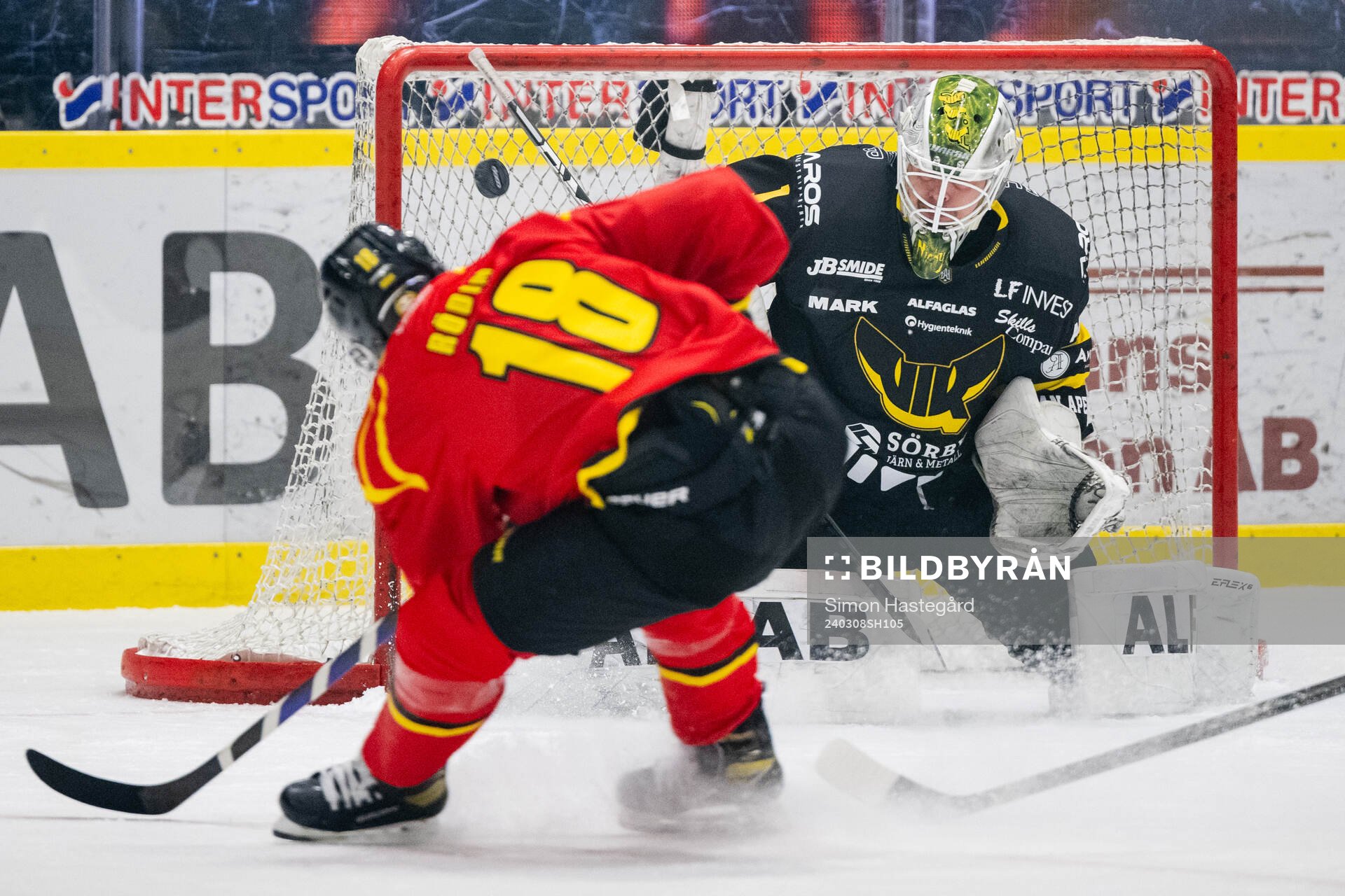 Brynäs Anton Rödin och Västerås målvakt Niklas