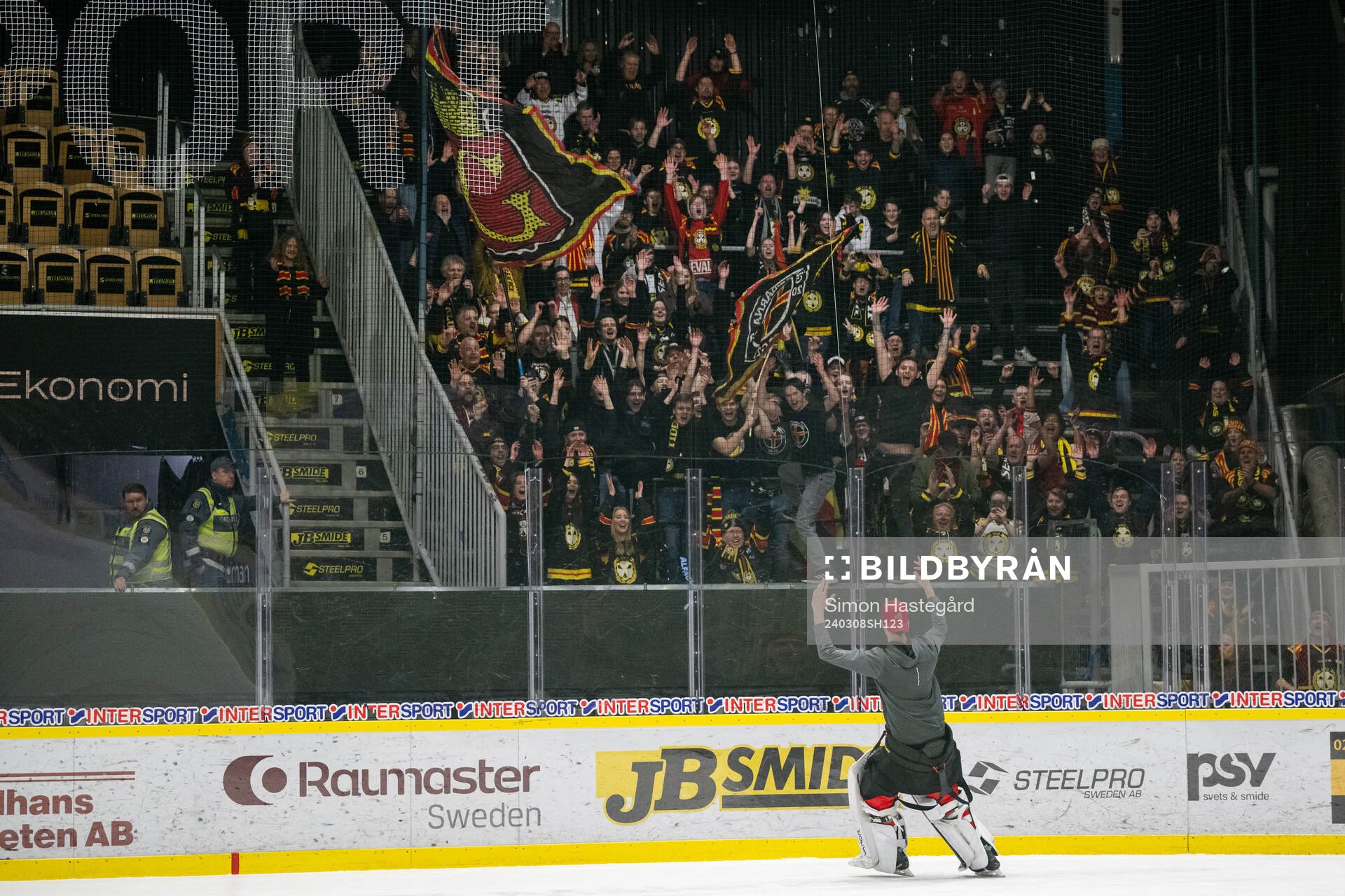 Brynäs målvakt Damian Clara jublar med supportrar