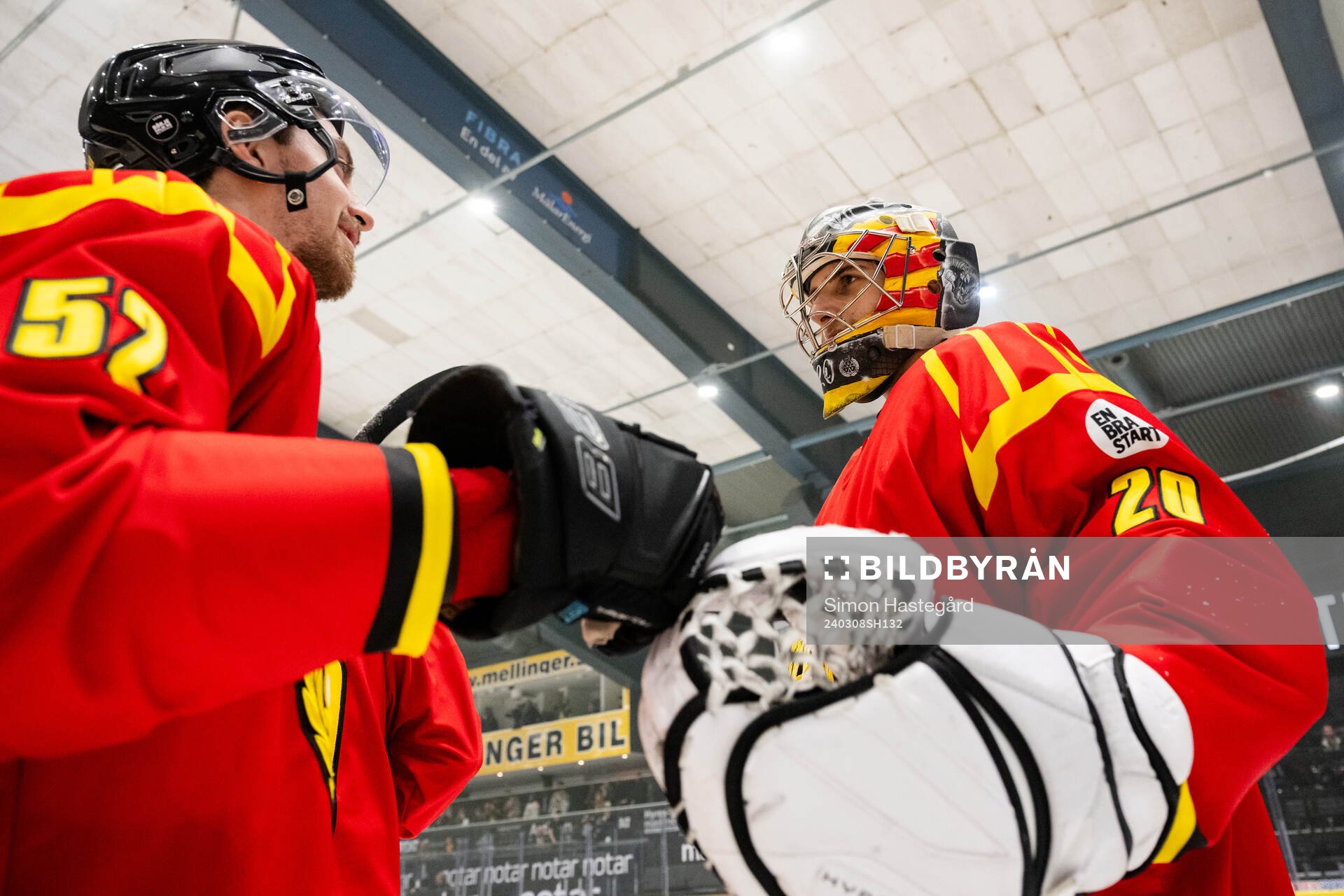 Brynäs Jack Kopacka och målvakt Damian Clara  jublar