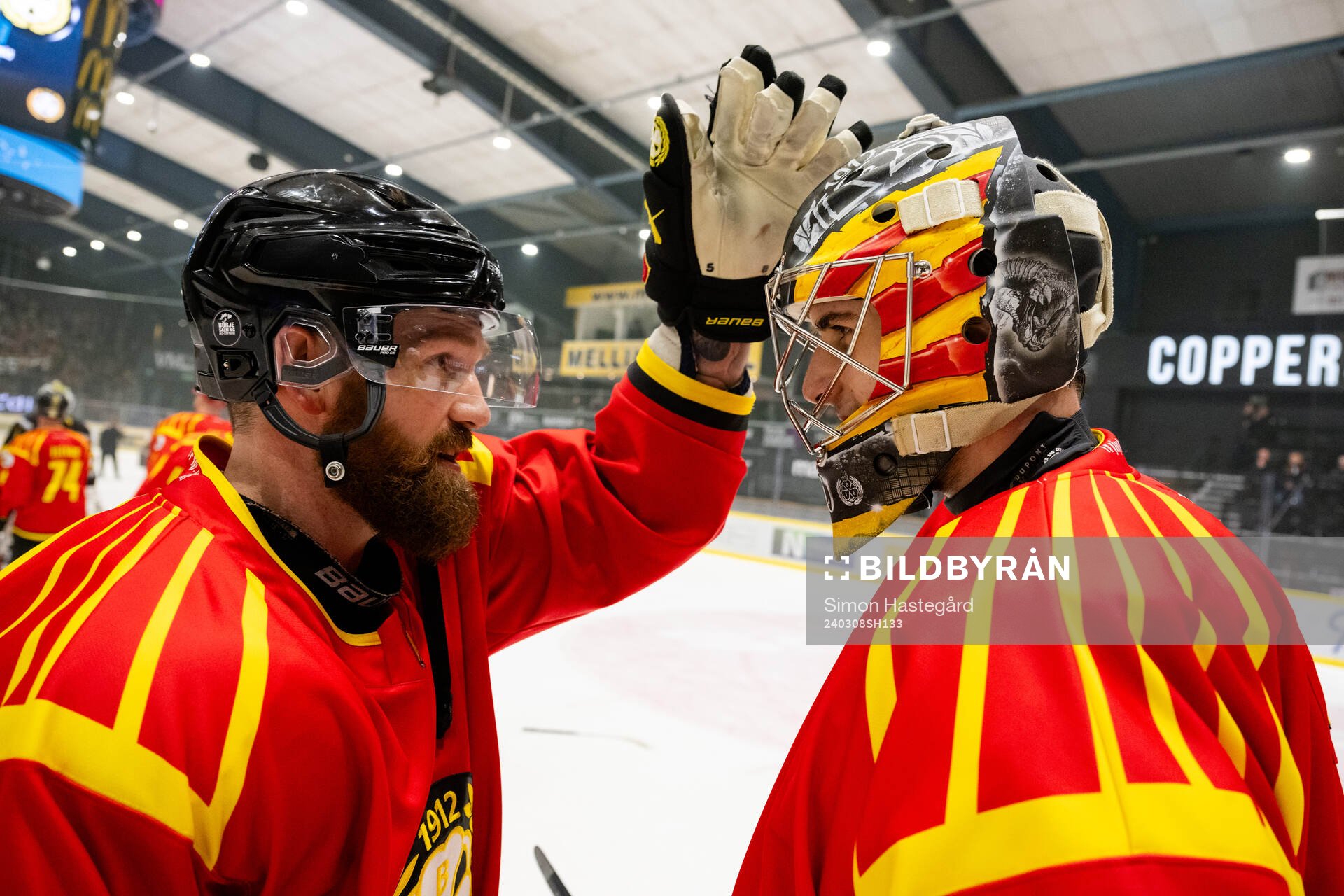 Brynäs Jordie Benn och målvakt Damian Clara  jublar