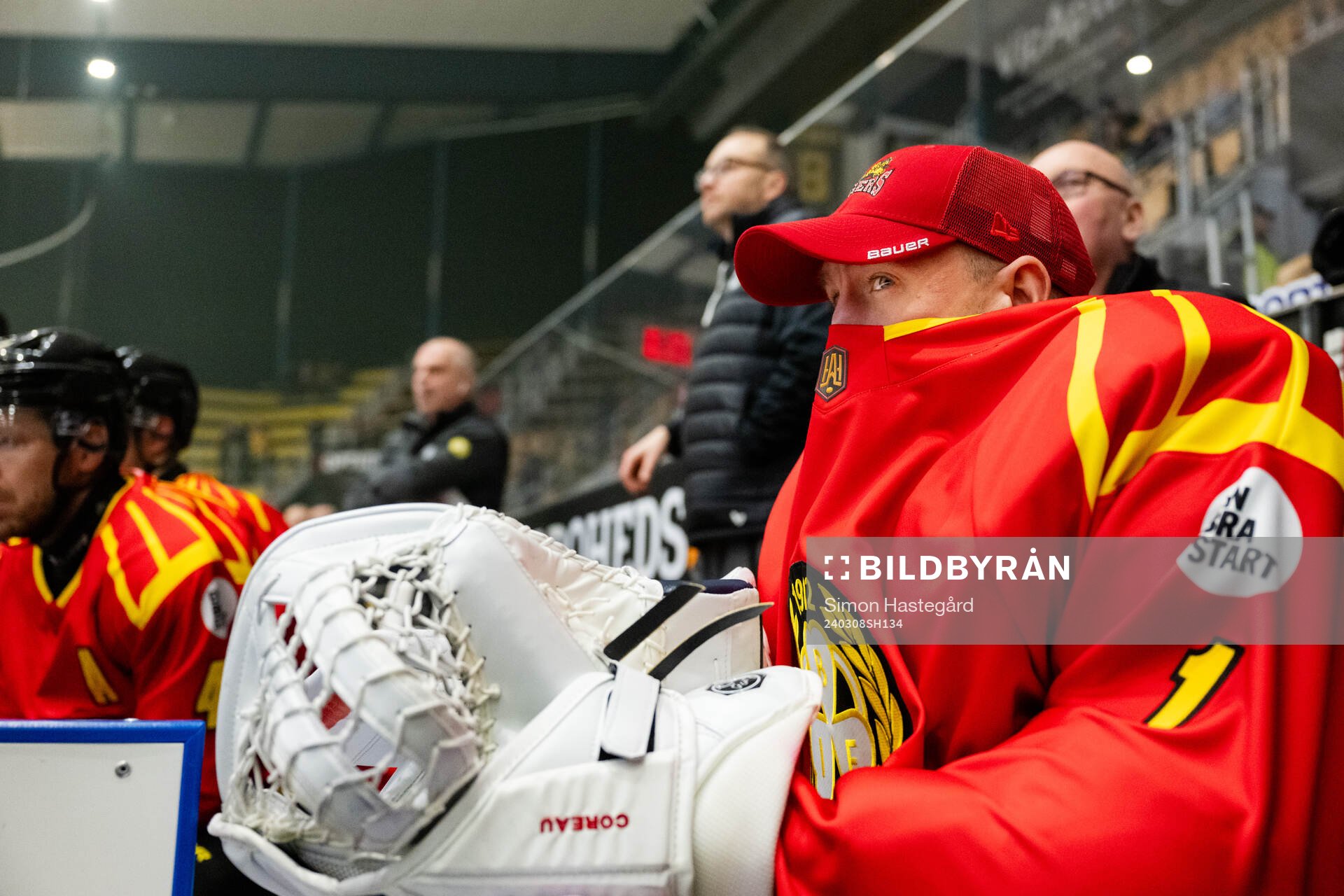 Brynäs målvakt Jared Coreau skyddar sig från röken
