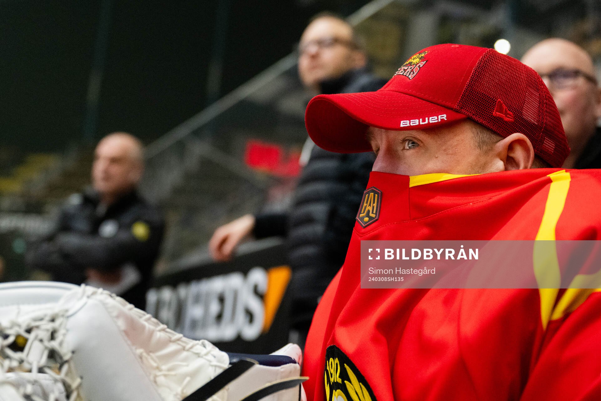 Brynäs målvakt Jared Coreau skyddar sig från röken