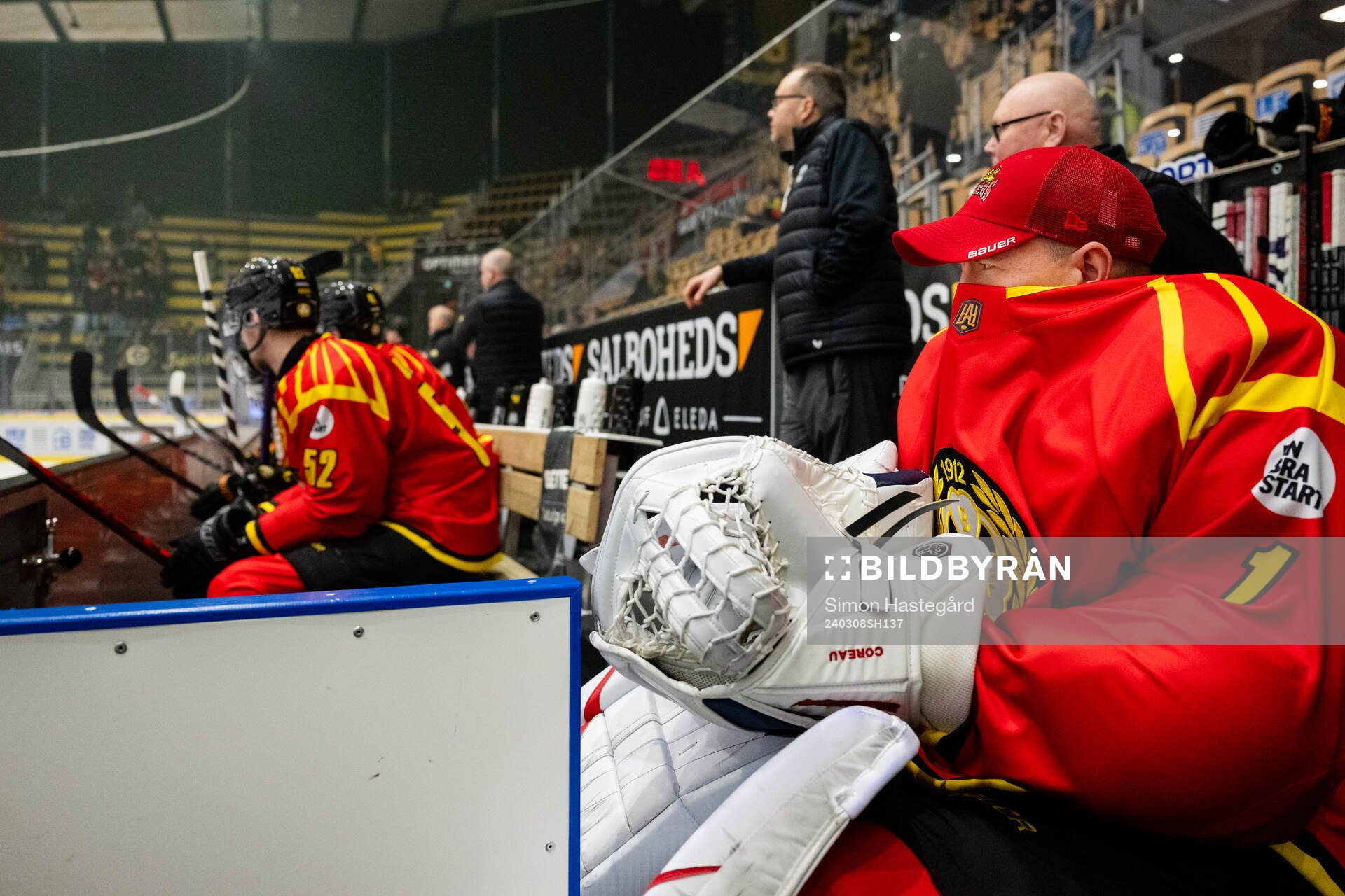 Brynäs målvakt Jared Coreau skyddar sig från röken