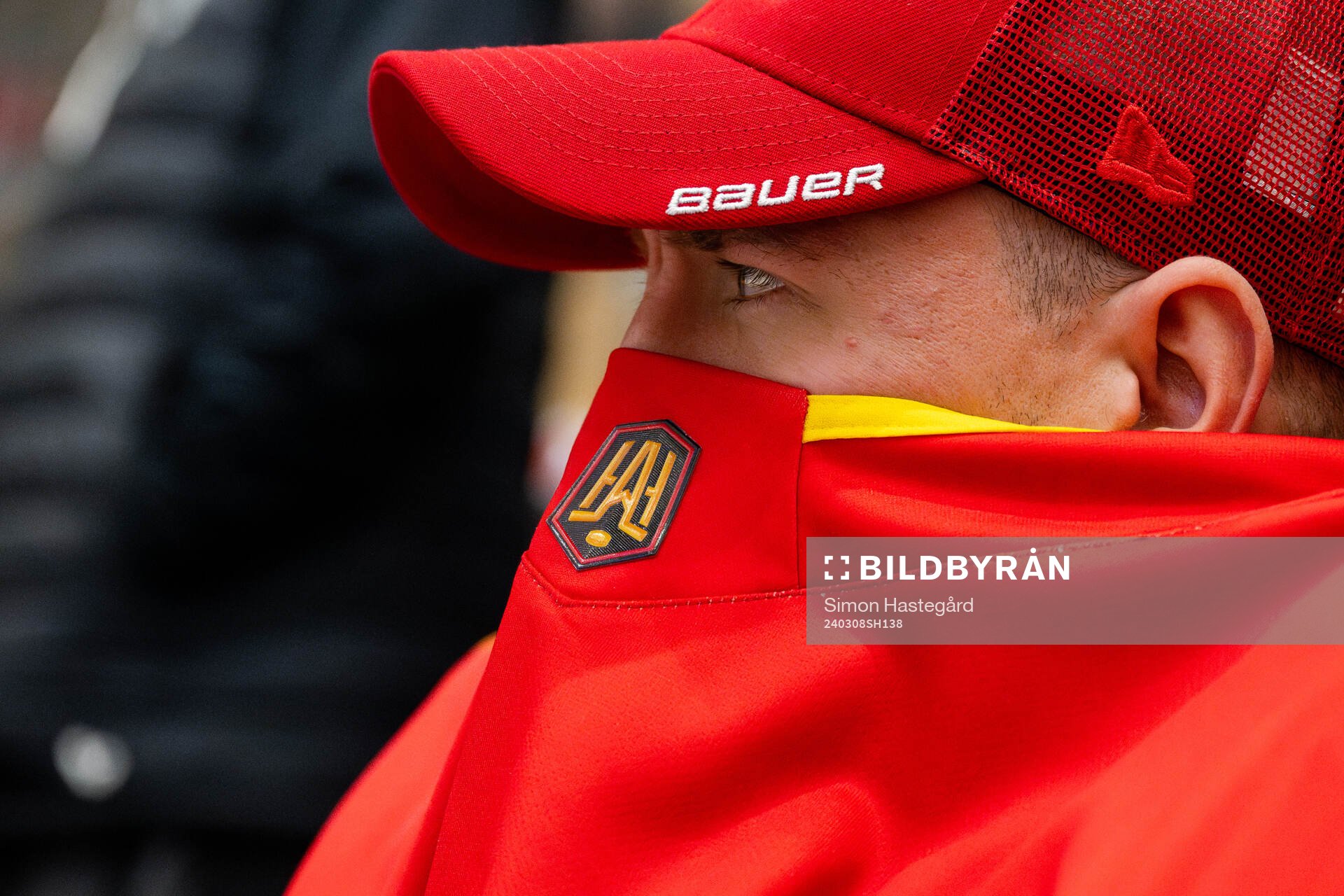 Brynäs målvakt Jared Coreau skyddar sig från röken