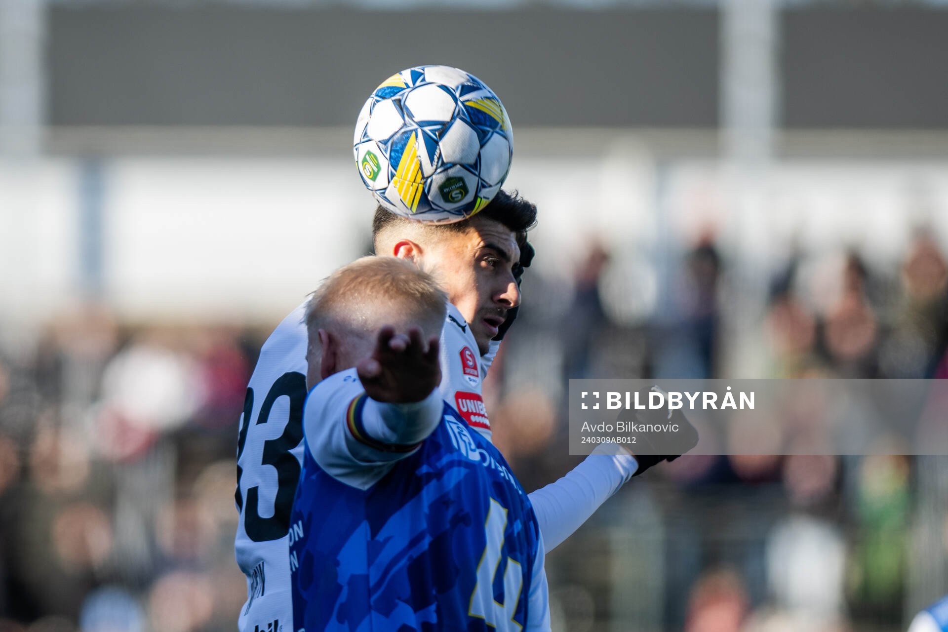 Helsingborgs Amar Muhsin i nickduell mot Oddevolds Philip Engelbrektsson under fotbollsmatchen i träningsmatchen mellan Helsingborg och Oddevold den 9 mars 2024 i Helsingborg.