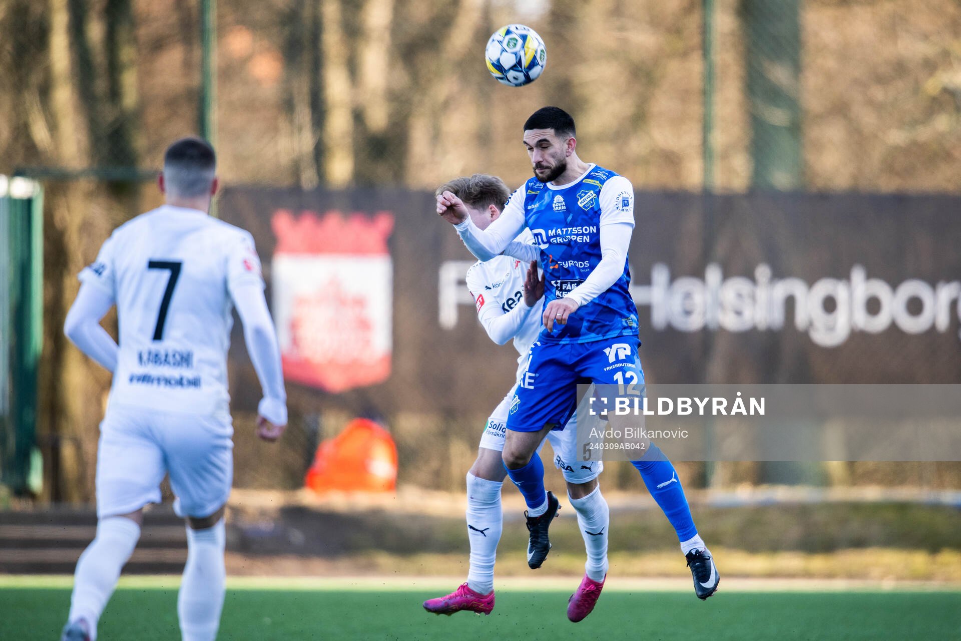 Helsingborgs Simon Bengtsson och Oddevolds Daniel Krezic under fotbollsmatchen i träningsmatchen mellan Helsingborg och Oddevold den 9 mars 2024 i Helsingborg.