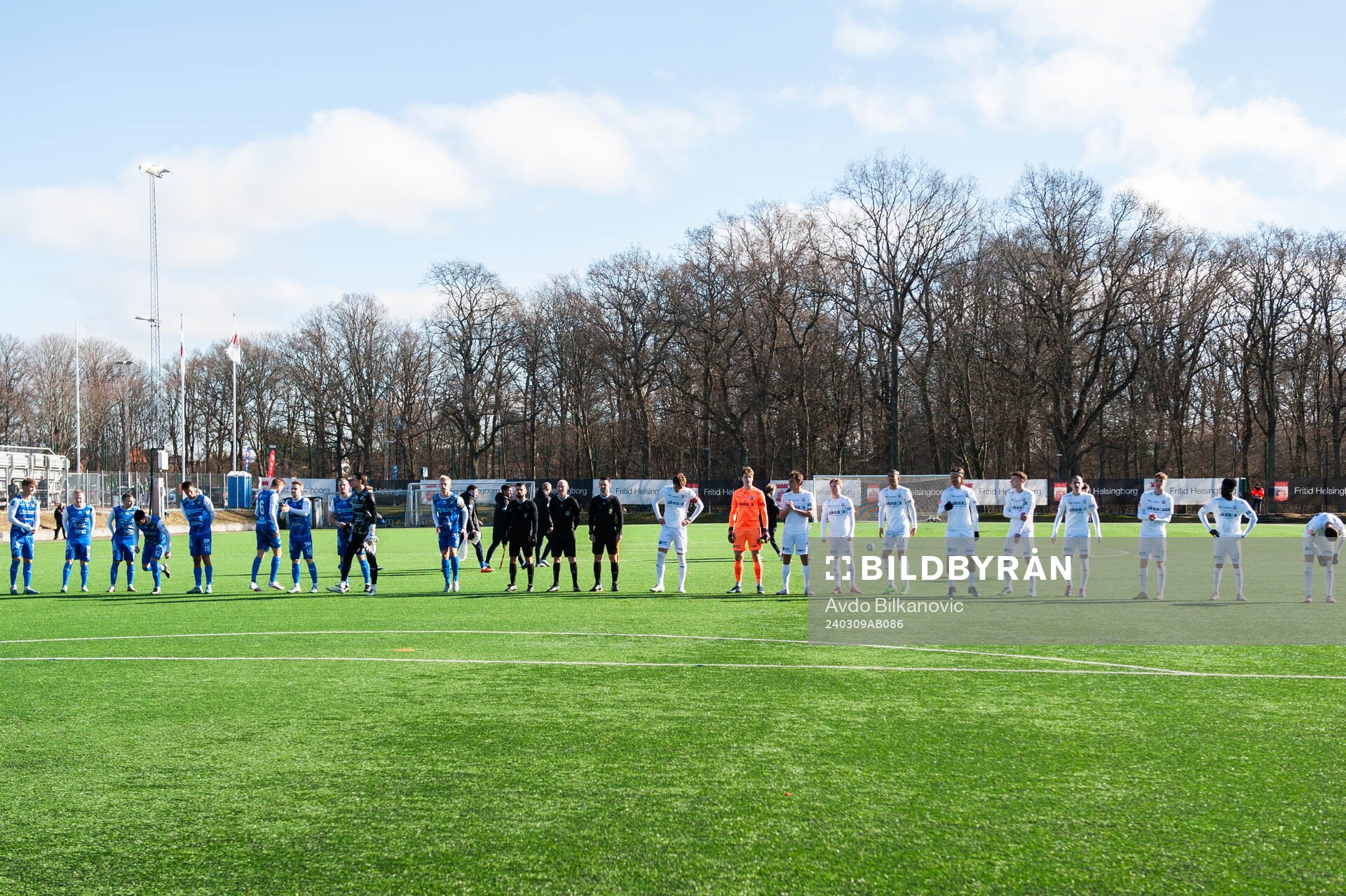 Helsingborgs och Oddevolds spelare uppställda inför fotbollsmatchen i träningsmatchen mellan Helsingborg och Oddevold den 9 mars 2024 i Helsingborg.