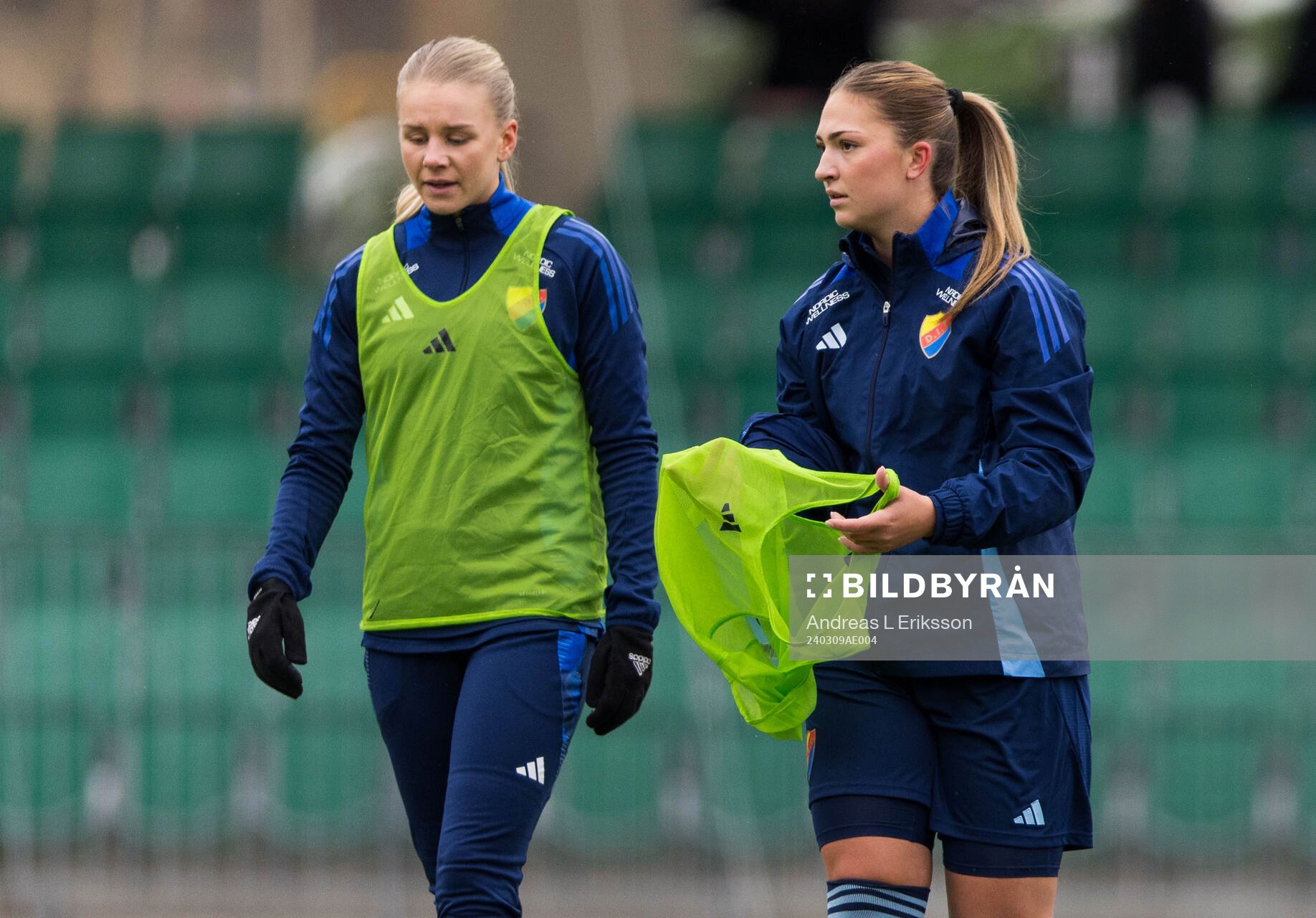 Djurgårdens Nellie Lilja och Olivia Ländin Sjöblom inför fotbollsmatchen i Svenska Cupen mellan Hammarby och Djurgården den 9 mars 2024 i Stockholm.