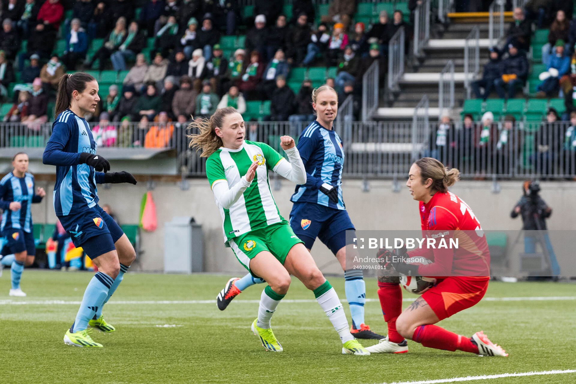 Hammarbys Vilde Hasund och Djurgårdens målvakt Katelin