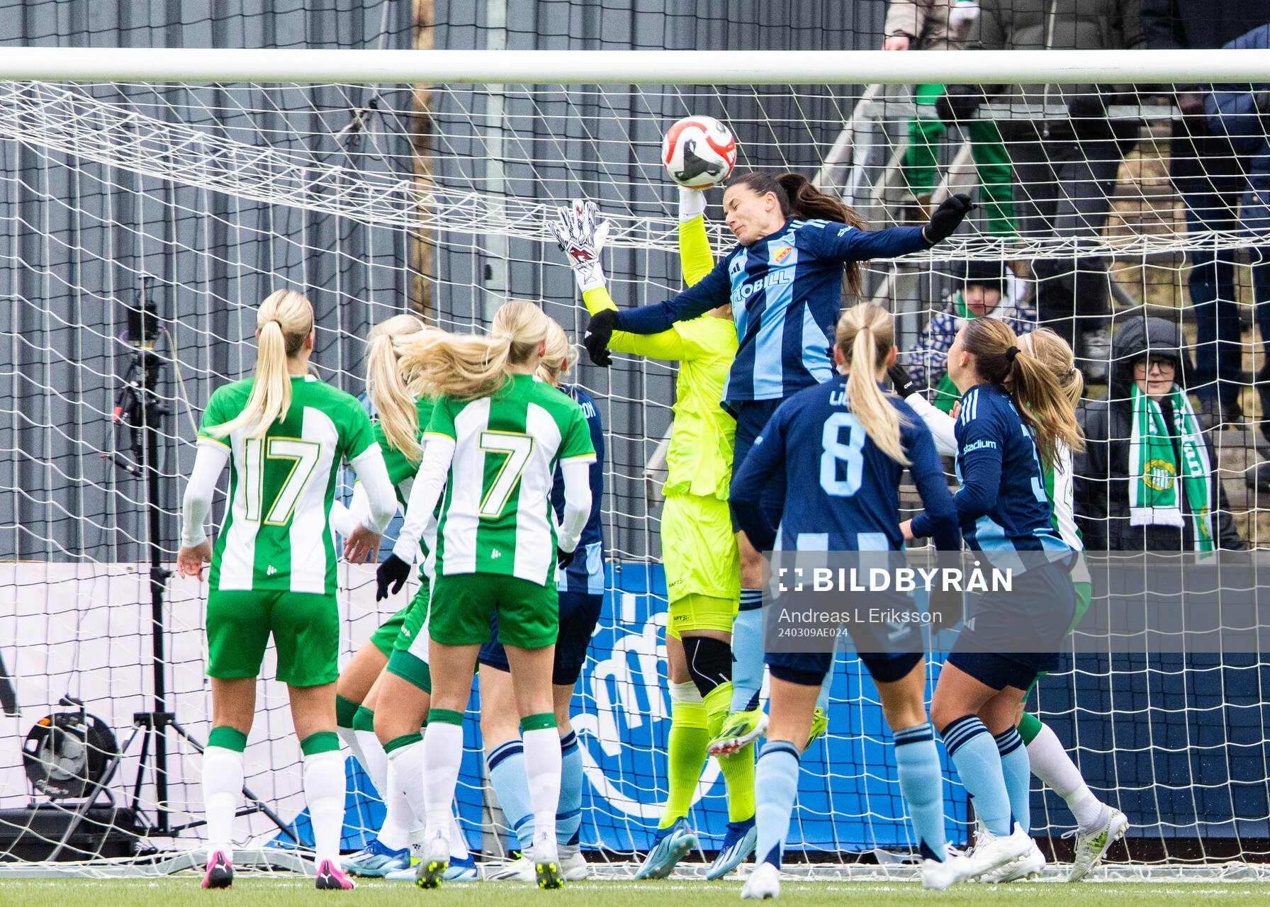 Hammarbys målvakt Anna Tamminen och Djurgårdens Beata
