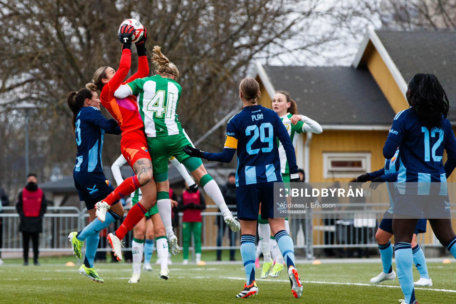 Djurgårdens målvakt Katelin Talbert plockar ner bollen i en närkamp med Hammarbys Julie Blakstad under fotbollsmatchen i Svenska Cupen mellan Hammarby och Djurgården den 9 mars 2024 i Stockholm.