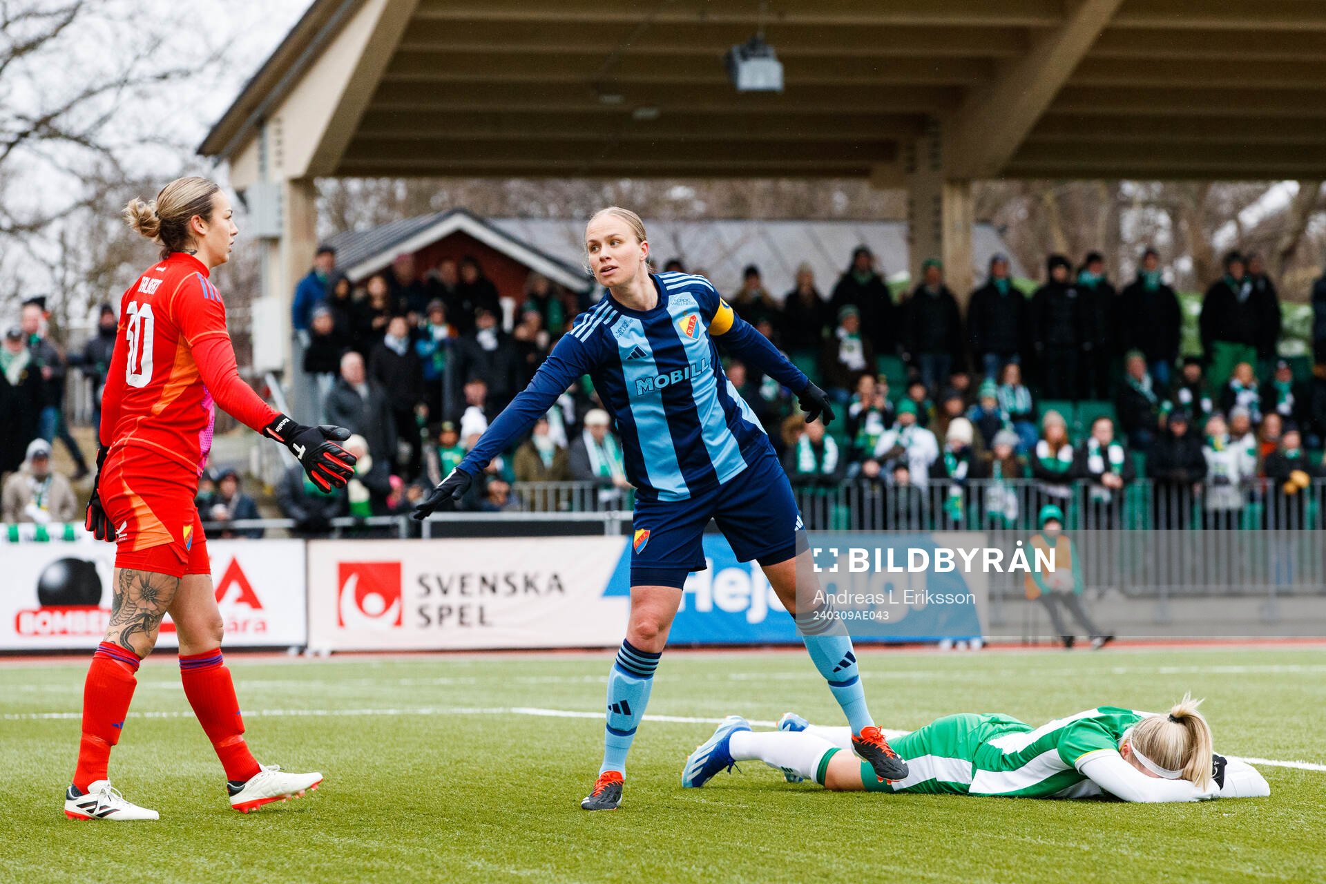 Djurgårdens målvakt Katelin Talbert och Matilda Plan tar