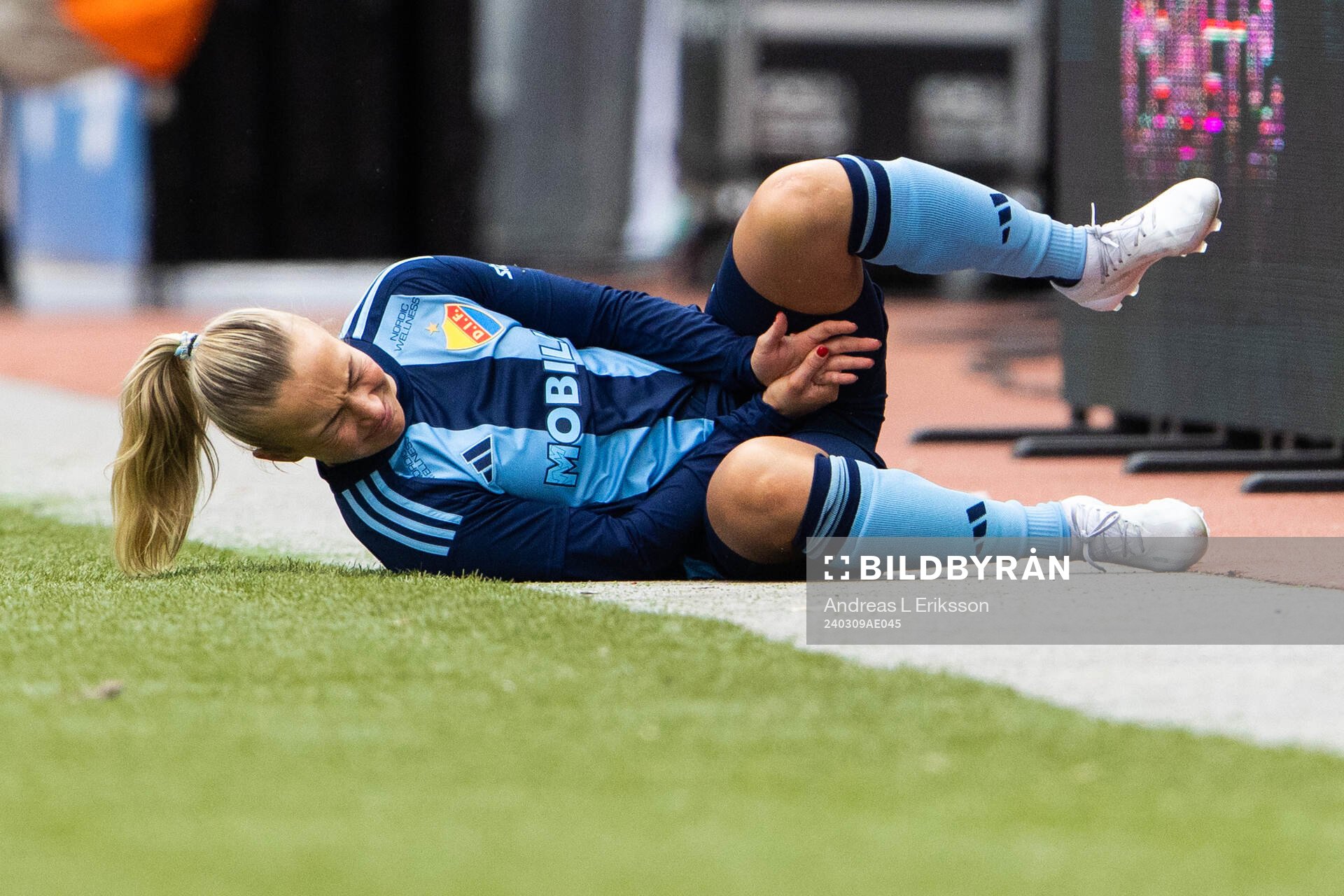 Djurgårdens Tove Almqvist har ont under fotbollsmatchen i Svenska Cupen mellan Hammarby och Djurgården den 9 mars 2024 i Stockholm.