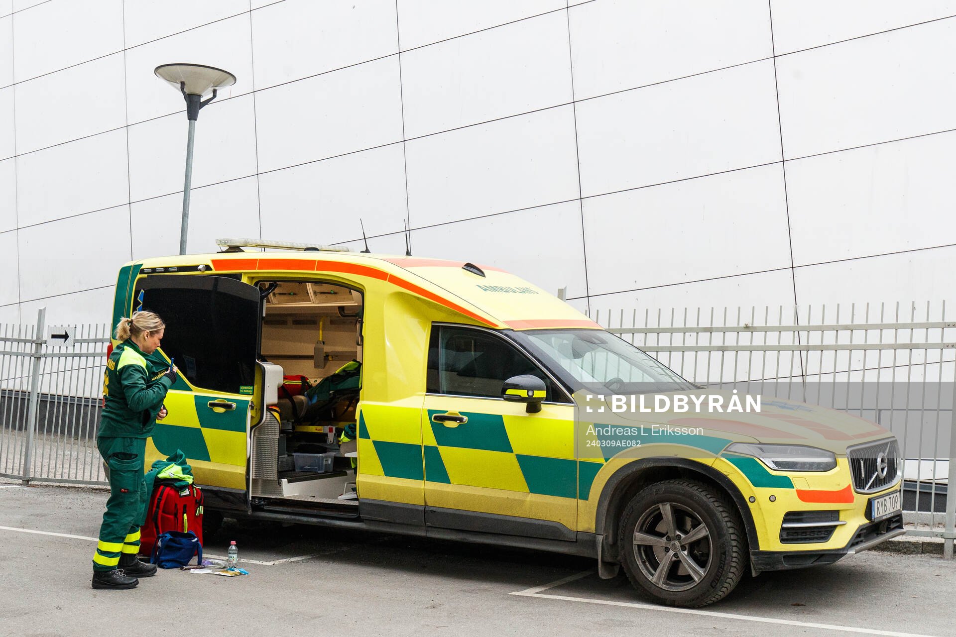 En ambuland med personal som förbereder sig innan