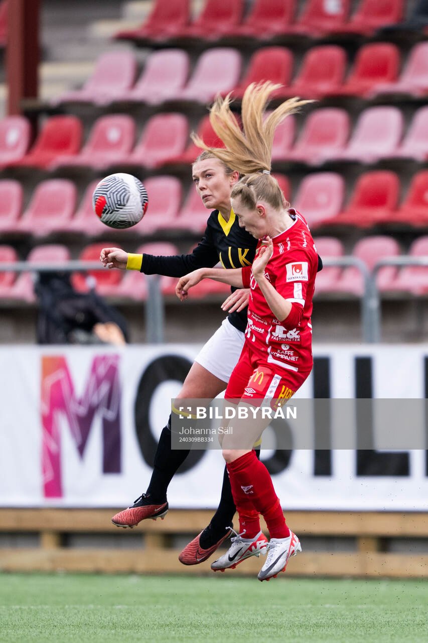 AIKs Beata Olsson och Örebros Minea Lassas under fotbollsmatchen i Svenska Cupen mellan AIK och Örebro den 9 mars 2024 i Stockholm. 