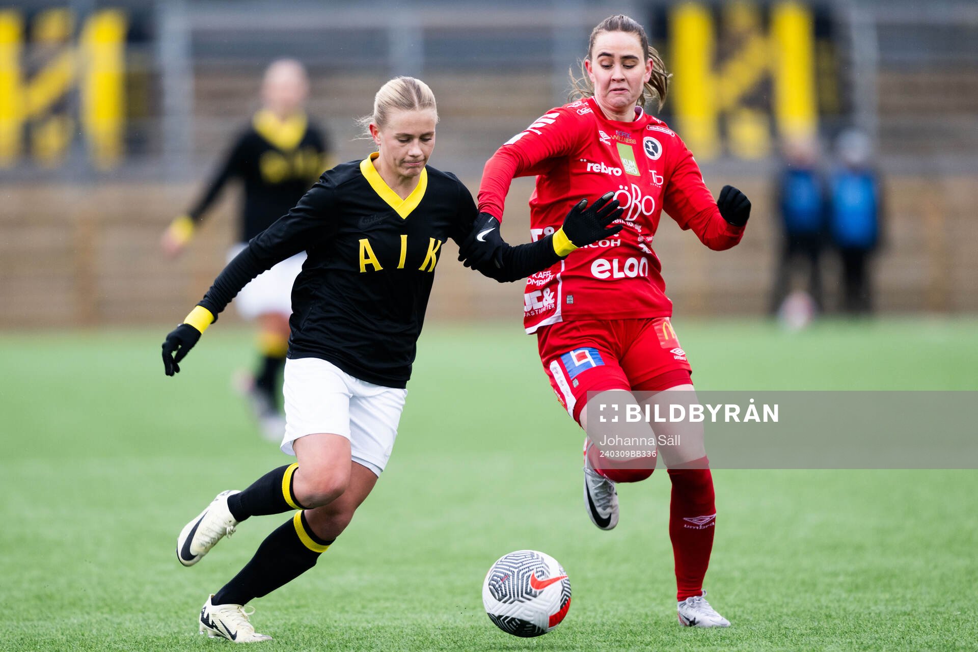 AIKs Olivia Lindstedt och Örebros Katla Maria Thordardottir under fotbollsmatchen i Svenska Cupen mellan AIK och Örebro den 9 mars 2024 i Stockholm.