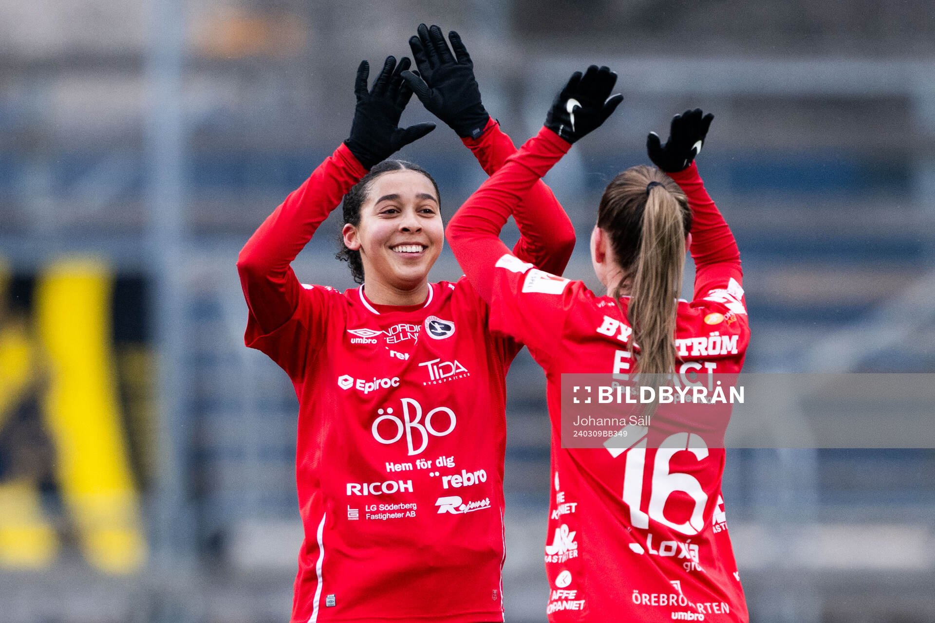 Örebros Ashley Michelle Barron jublar med Katla Maria