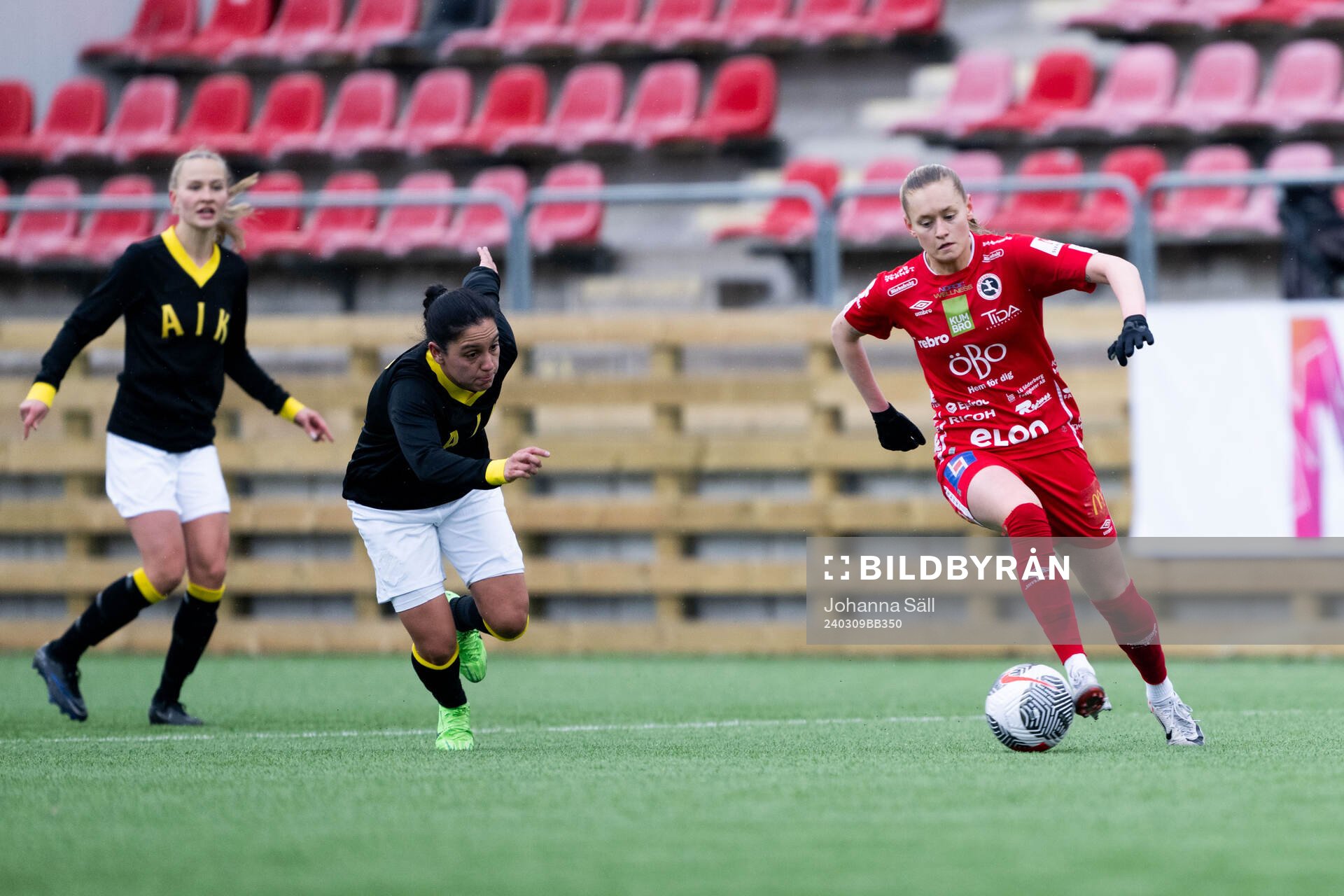AIKs Michelle Rojas Flores och Örebros Nora Harnes Håheim