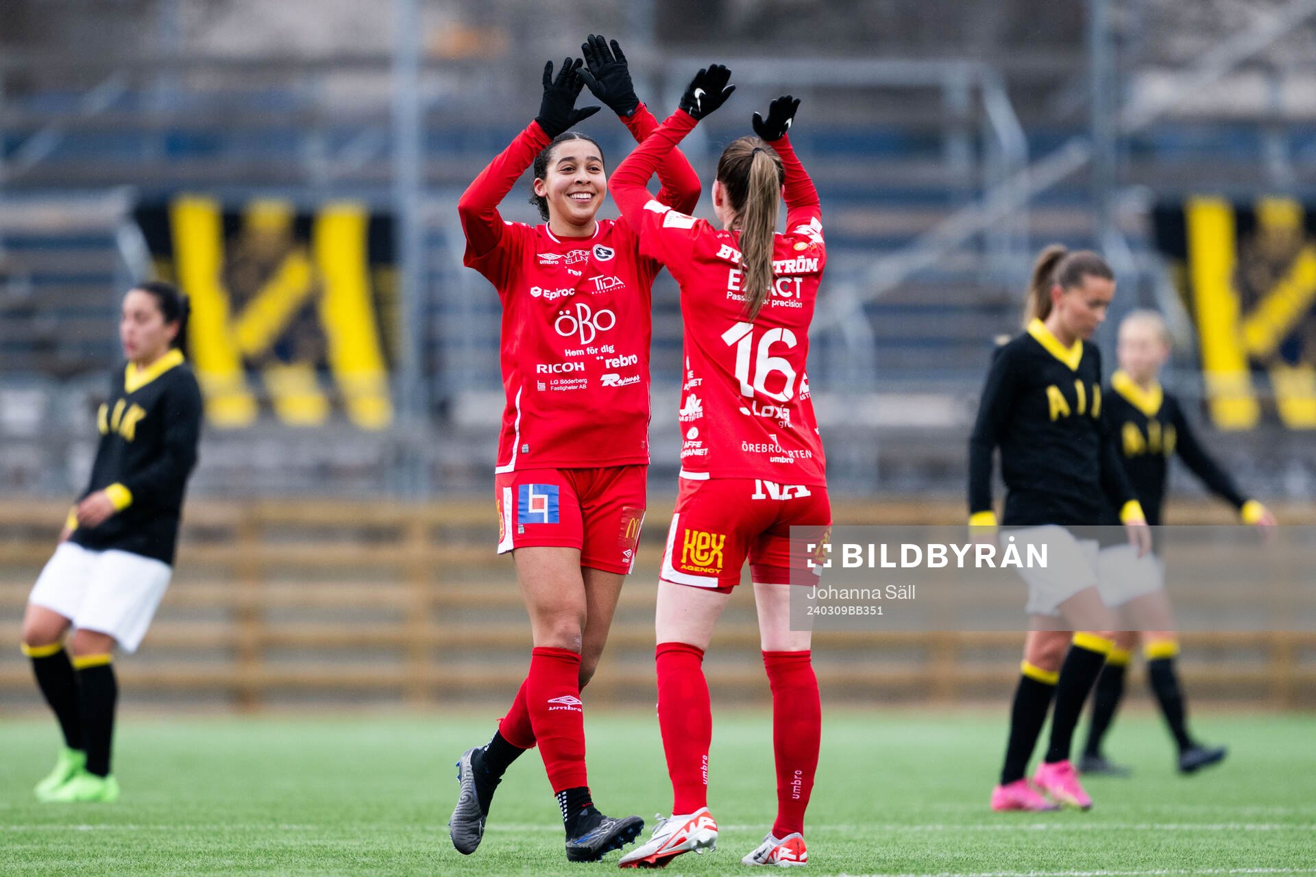 Örebros Ashley Michelle Barron jublar med Katla Maria