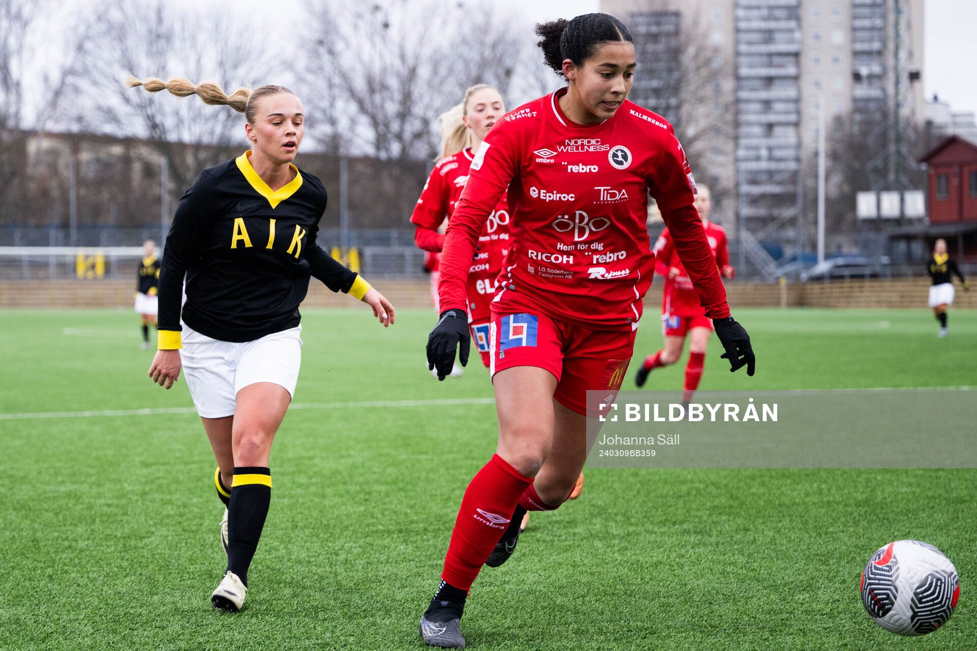 AIKs Villemo Dahlqvist och Örebros Ashley Michelle Barron