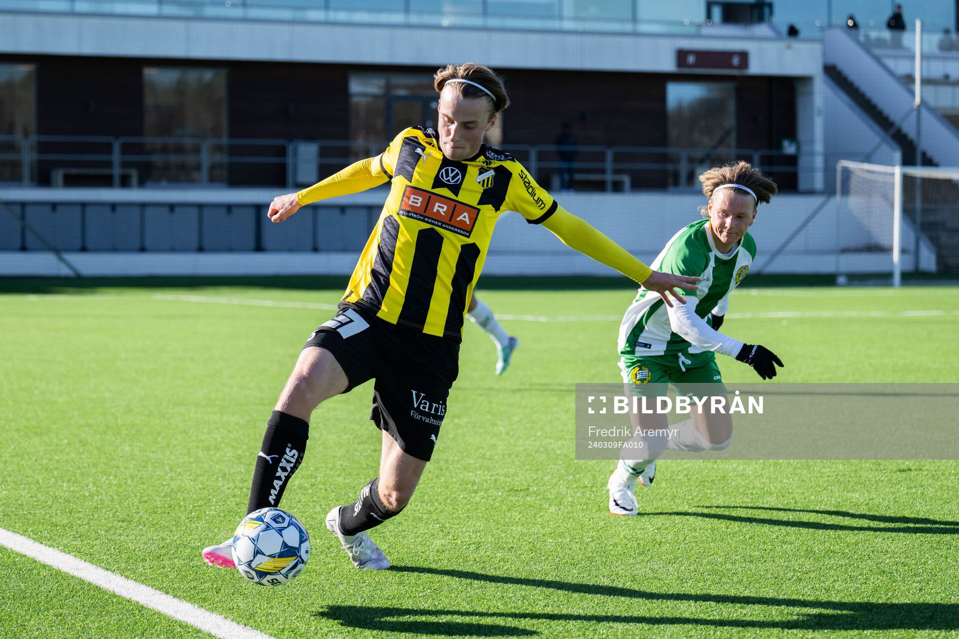 Häckens Sigge Jansson och Hammarbys August Mikkelsen under träningsmatchen i fotboll mellan Häcken och Hammarby den 9 mars 2024 i Göteborg.