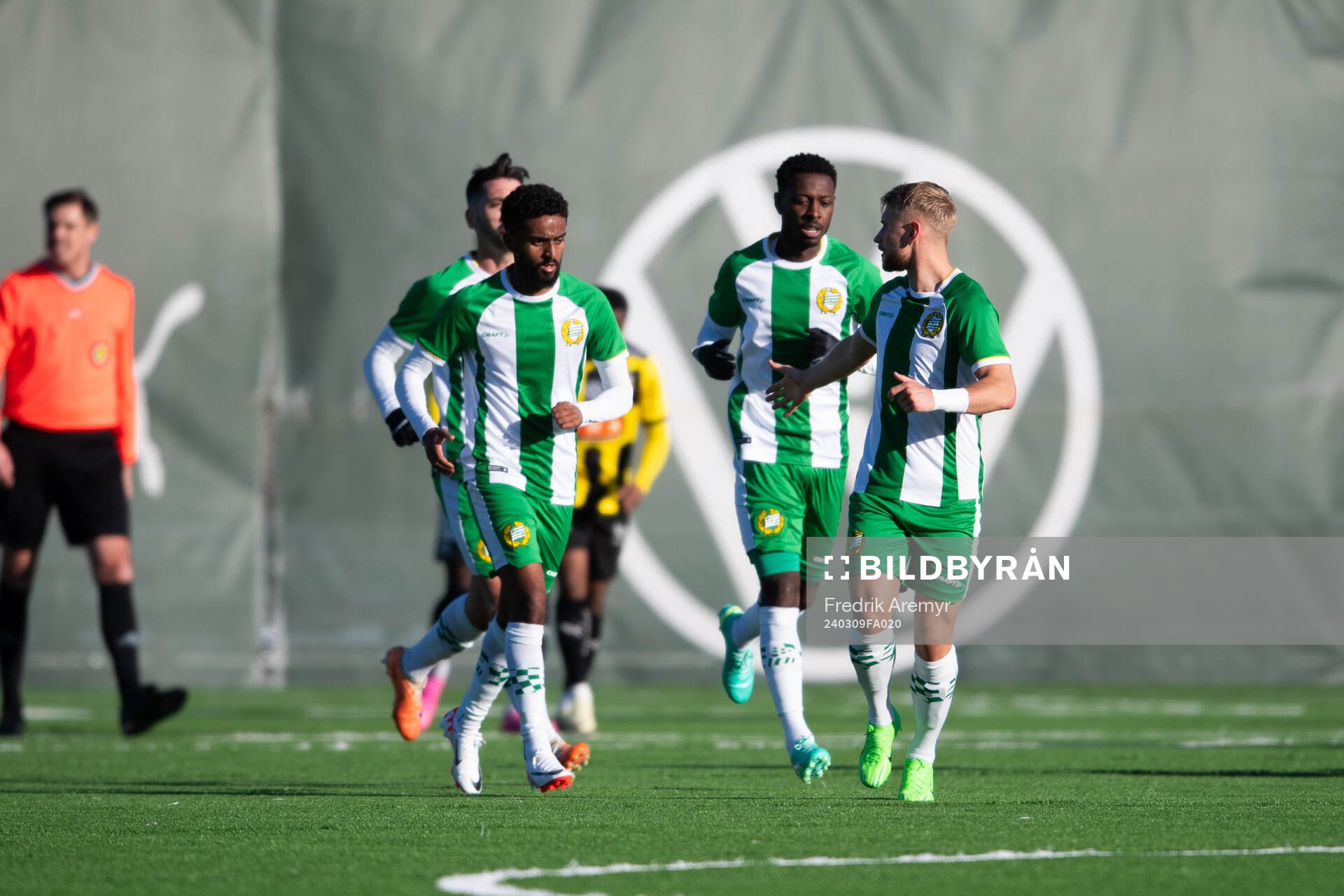 Hammarbys Shaquille Pinas och Simon Strand jublar