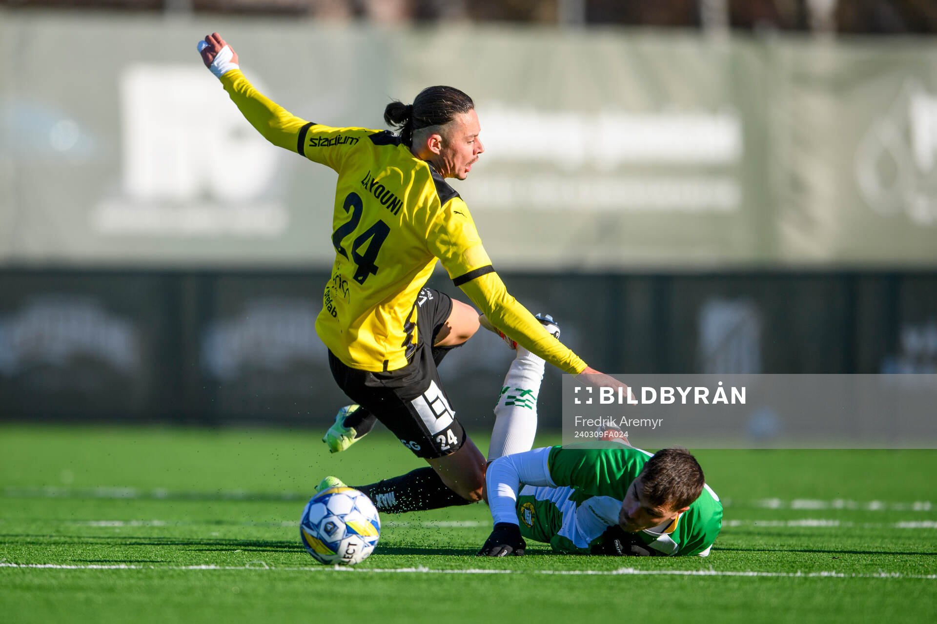 Häckens Amor Layouni och Hammarbys Pavle Vagic under träningsmatchen i fotboll mellan Häcken och Hammarby den 9 mars 2024 i Göteborg. 