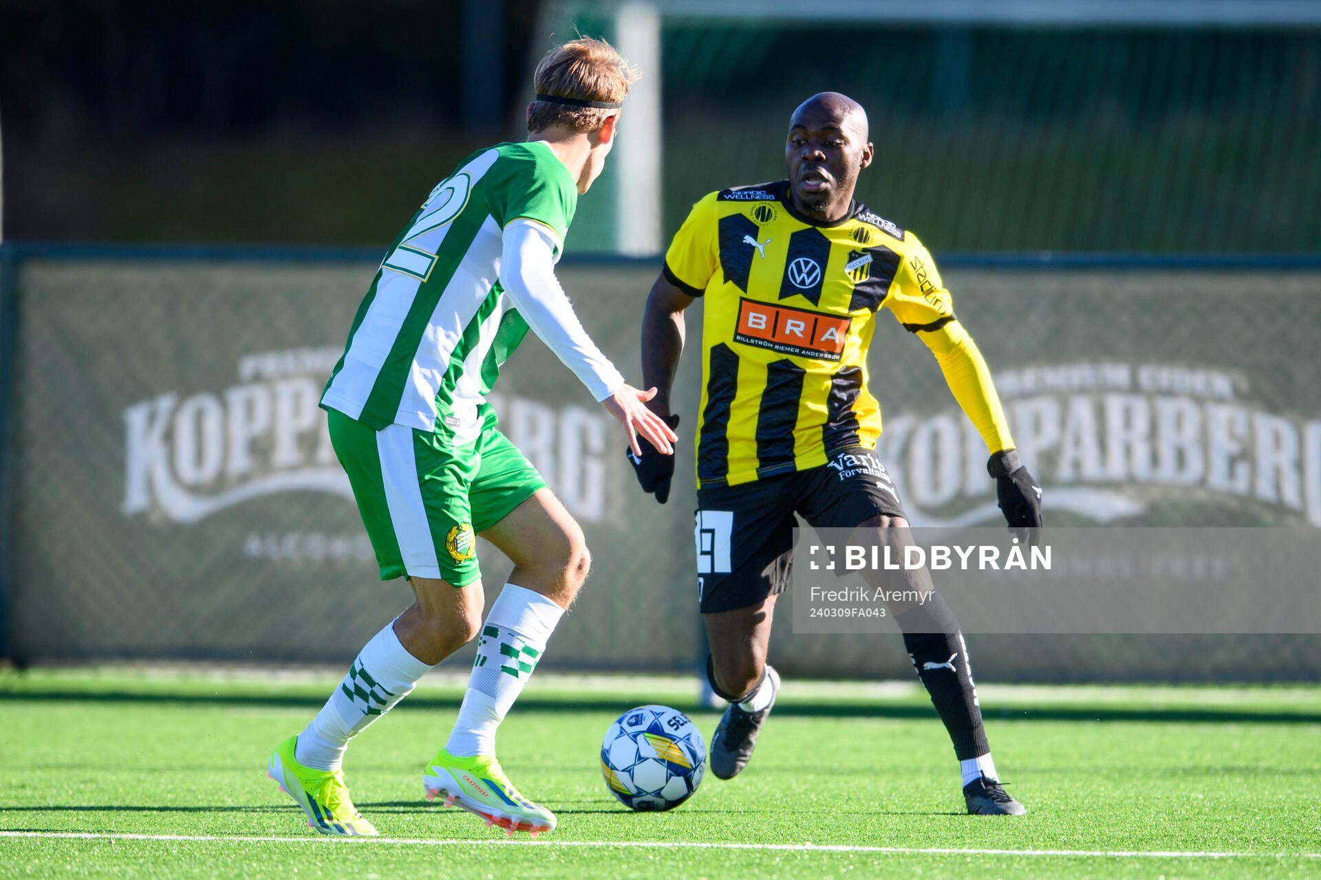 Hammarbys Markus Karlsson och Häckens Edward Chilufya