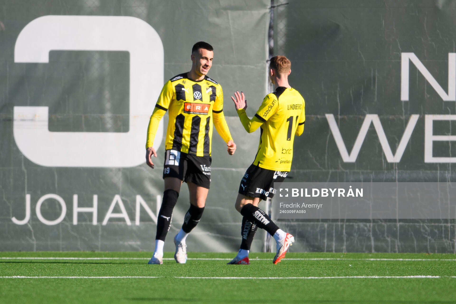 Häckens Srdjan Hrstic och Julius Lindberg jublar