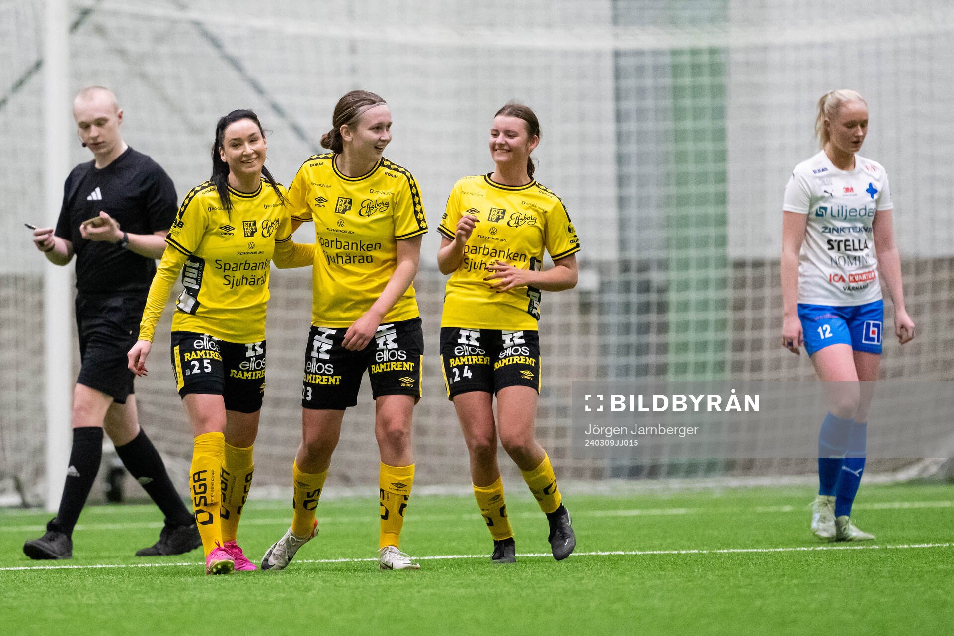 Elfsborgs Izabella Bergström jublar med Ellen Nilsson och Ida Backlund efter 1-0 under träningsmatchen mellan Elfsborg och Värnamo den 9 mars 2024 i Borås.