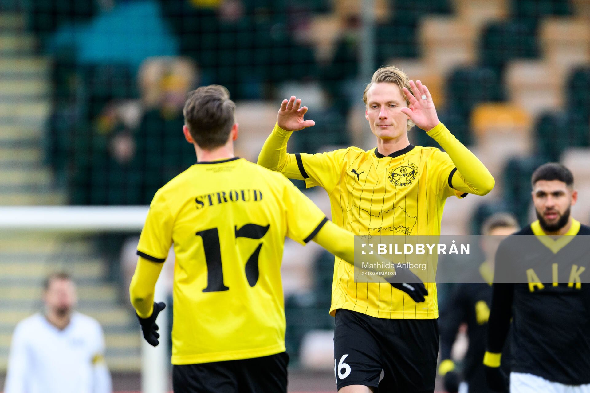 Mjällbys Alexander Johansson jublar med Elliot Stroud