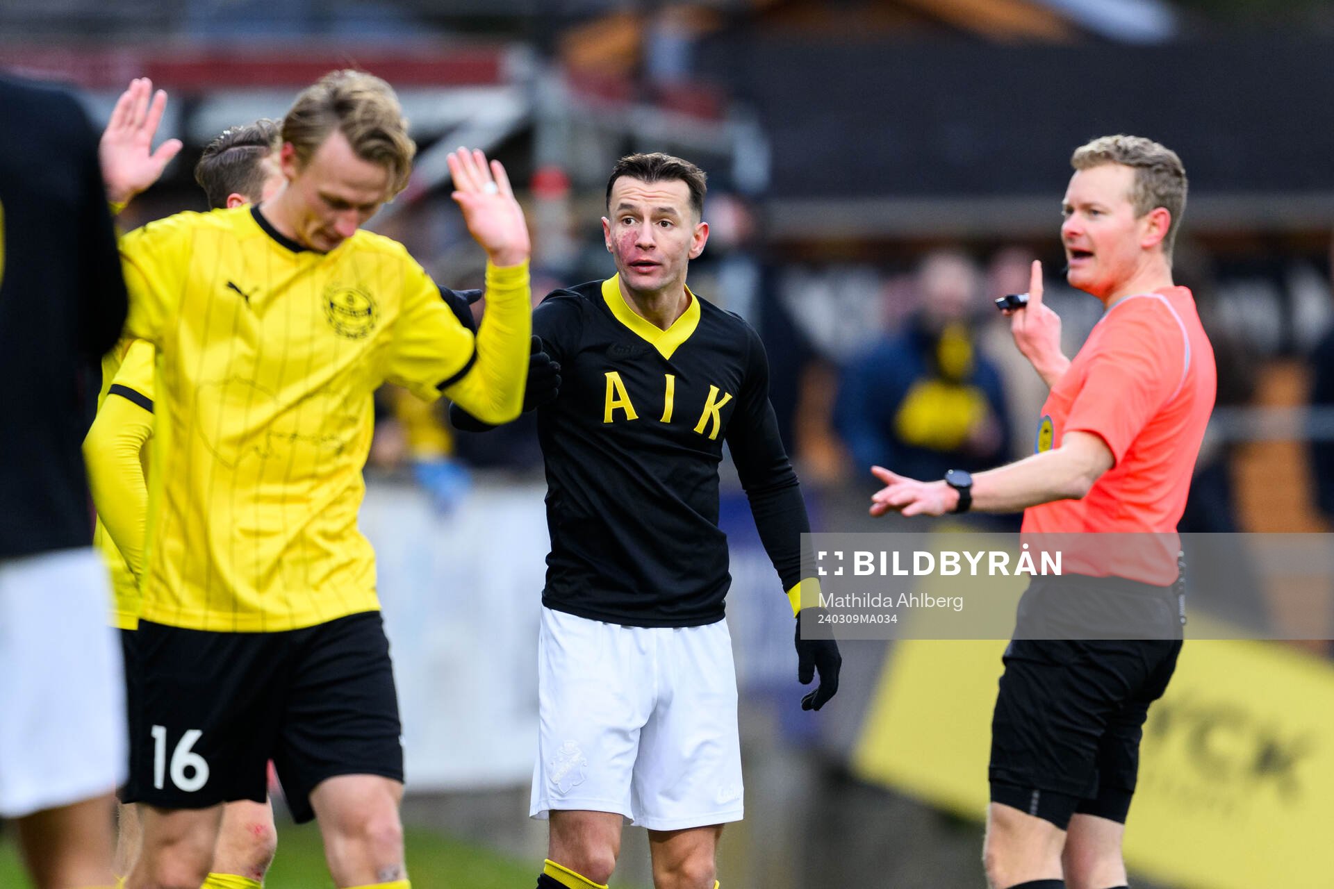 Mjällbys Alexander Johansson och AIKs Bersant Celina och Domare Fredrik Klitte under kvartsfinalen i Svenska Cupen mellan Mjällby och AIK den 9 mars 2024 i Mjällby. 