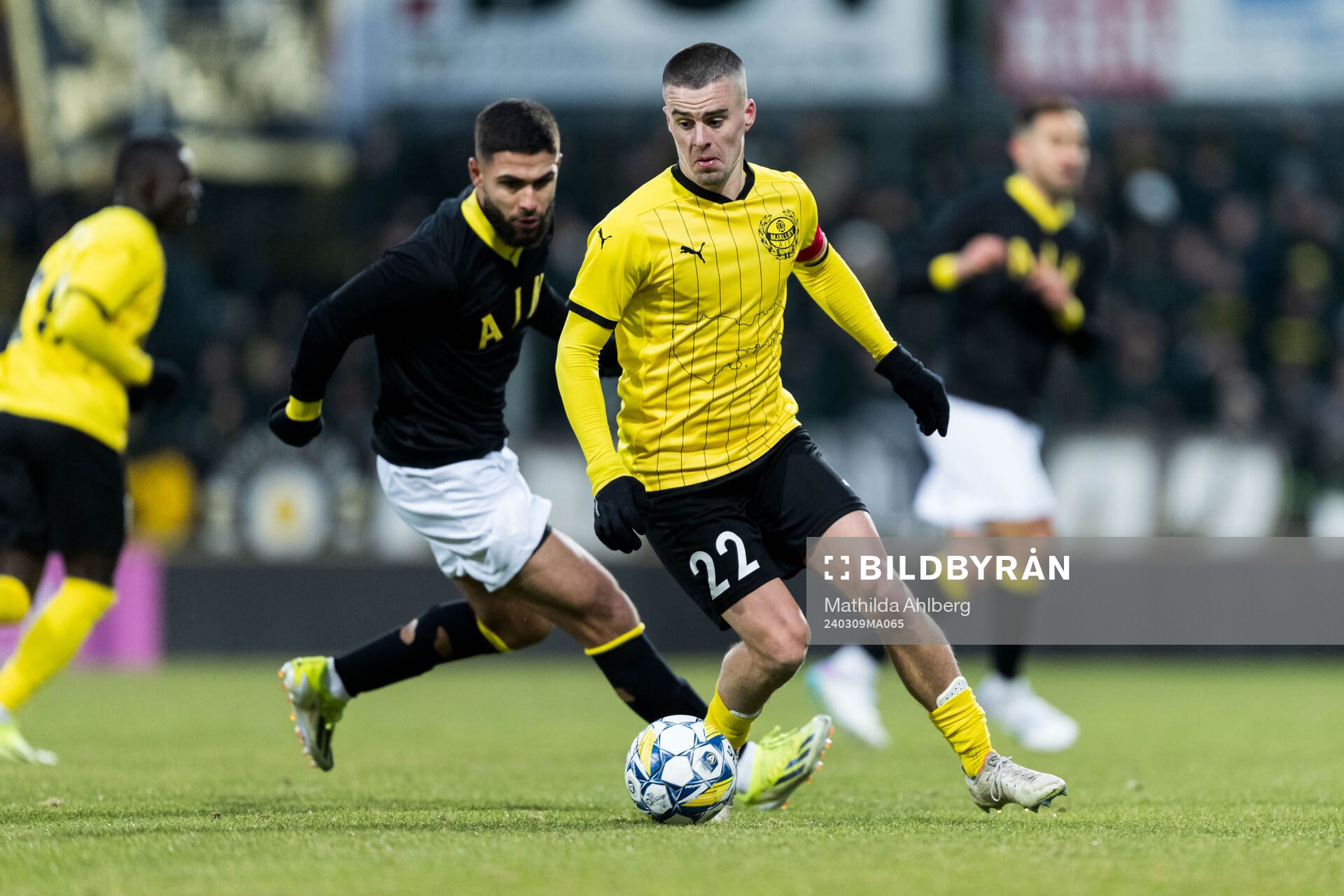 AIKs Omar Faraj och Mjällbys Jesper Gustavsson under kvartsfinalen i Svenska Cupen mellan Mjällby och AIK den 9 mars 2024 i Mjällby.