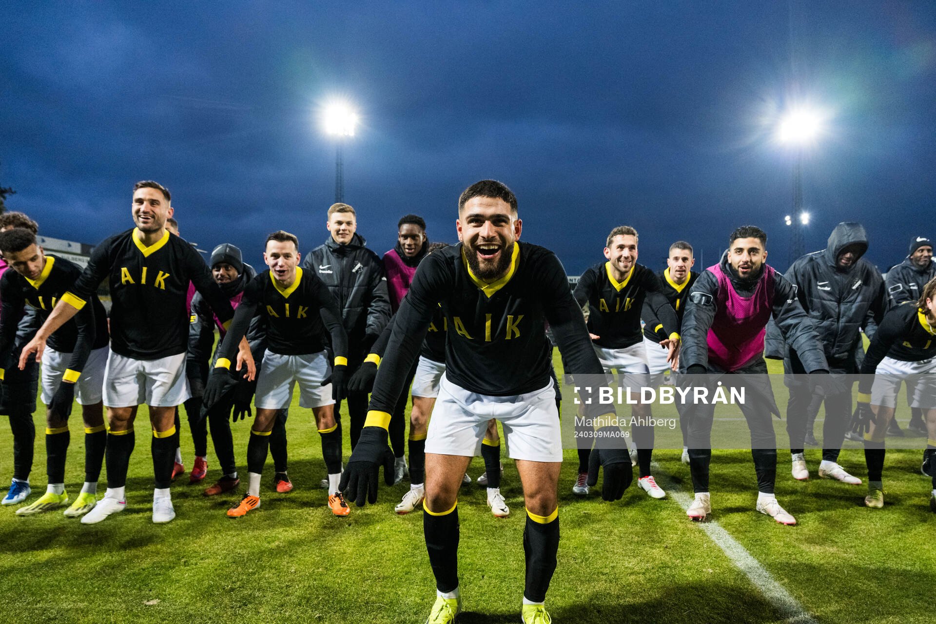 AIKs Omar Faraj jublar med lagkamrater