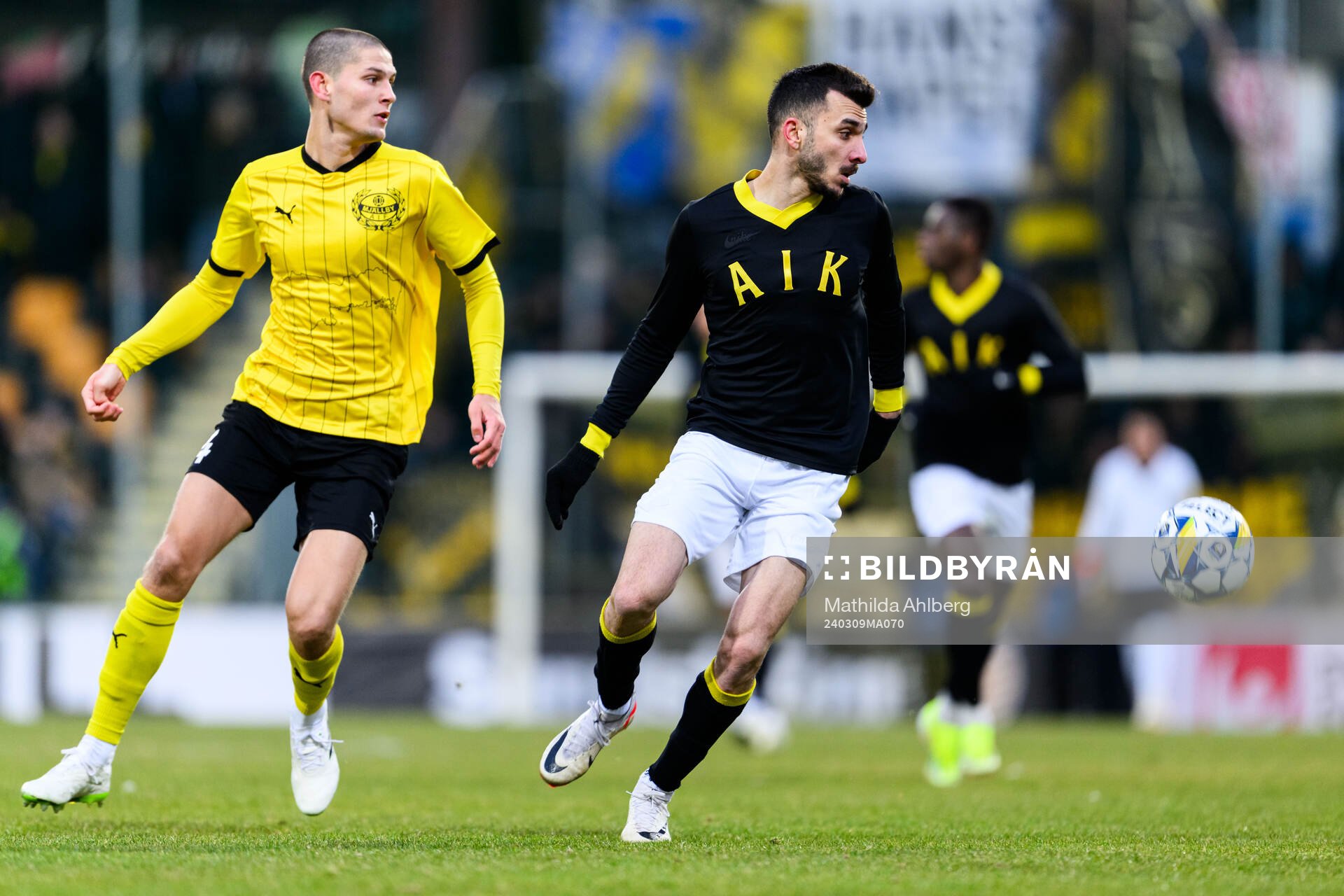 Mjällbys Rasmus Wikström och AIKs Ioannis Pittas