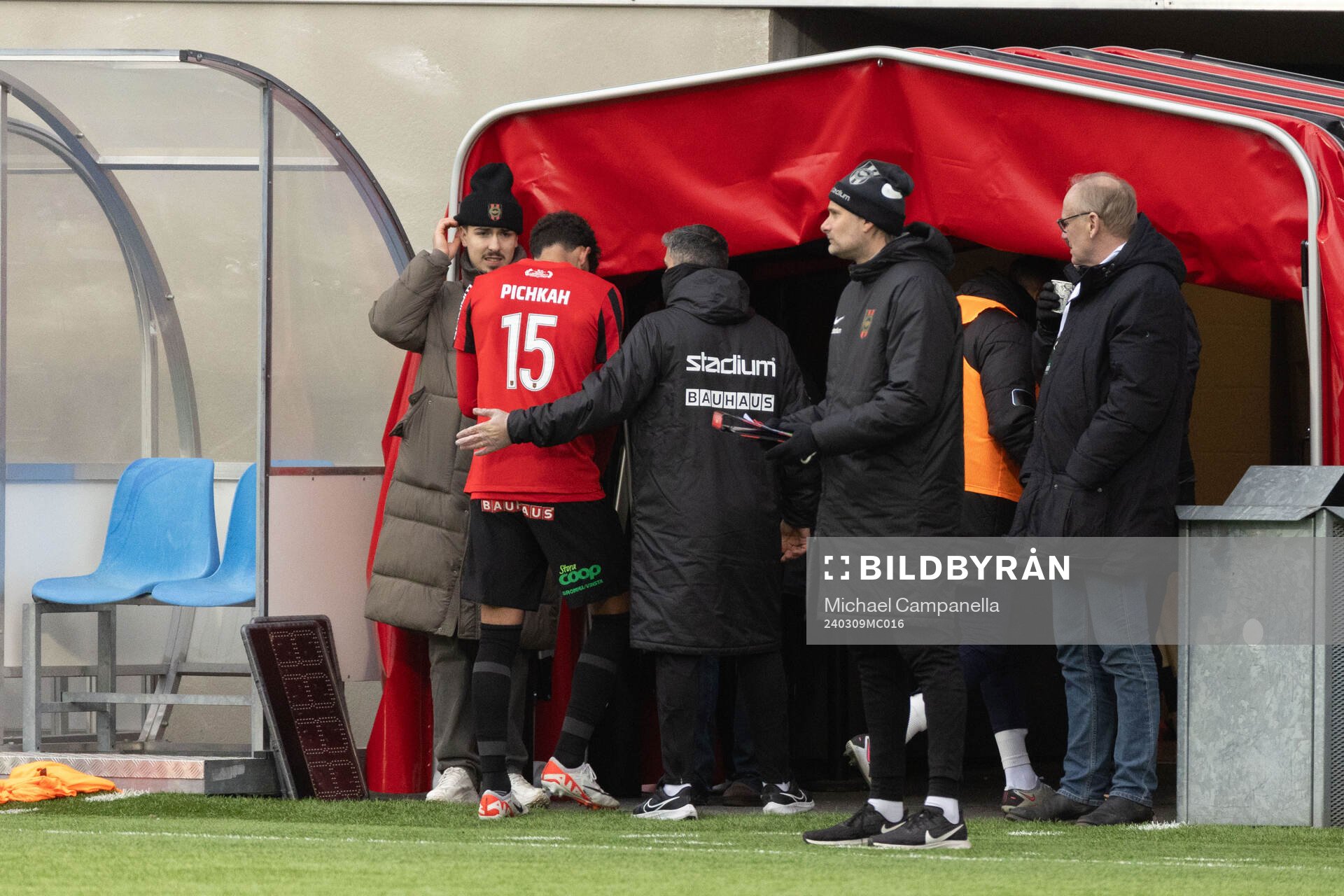 Brommapojkarnas Paya Pichkah tilldelas rött kort och