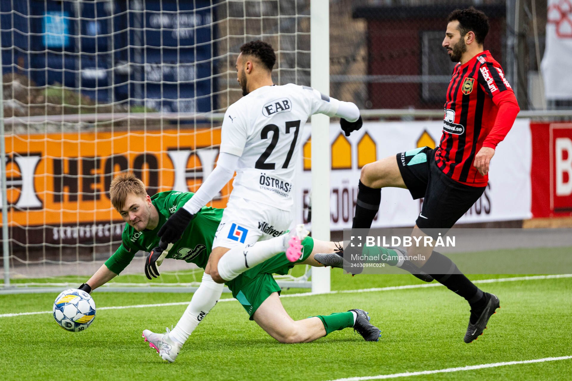 Brommapojkarnas målvakt Lucas Bergström och Halmstads Vinicius Nogueira De Oliveira under fotbollsmatchen i Svenska Cupen mellan Brommapojkarna och Halmstad den 9 mars 2024 i Stockholm.