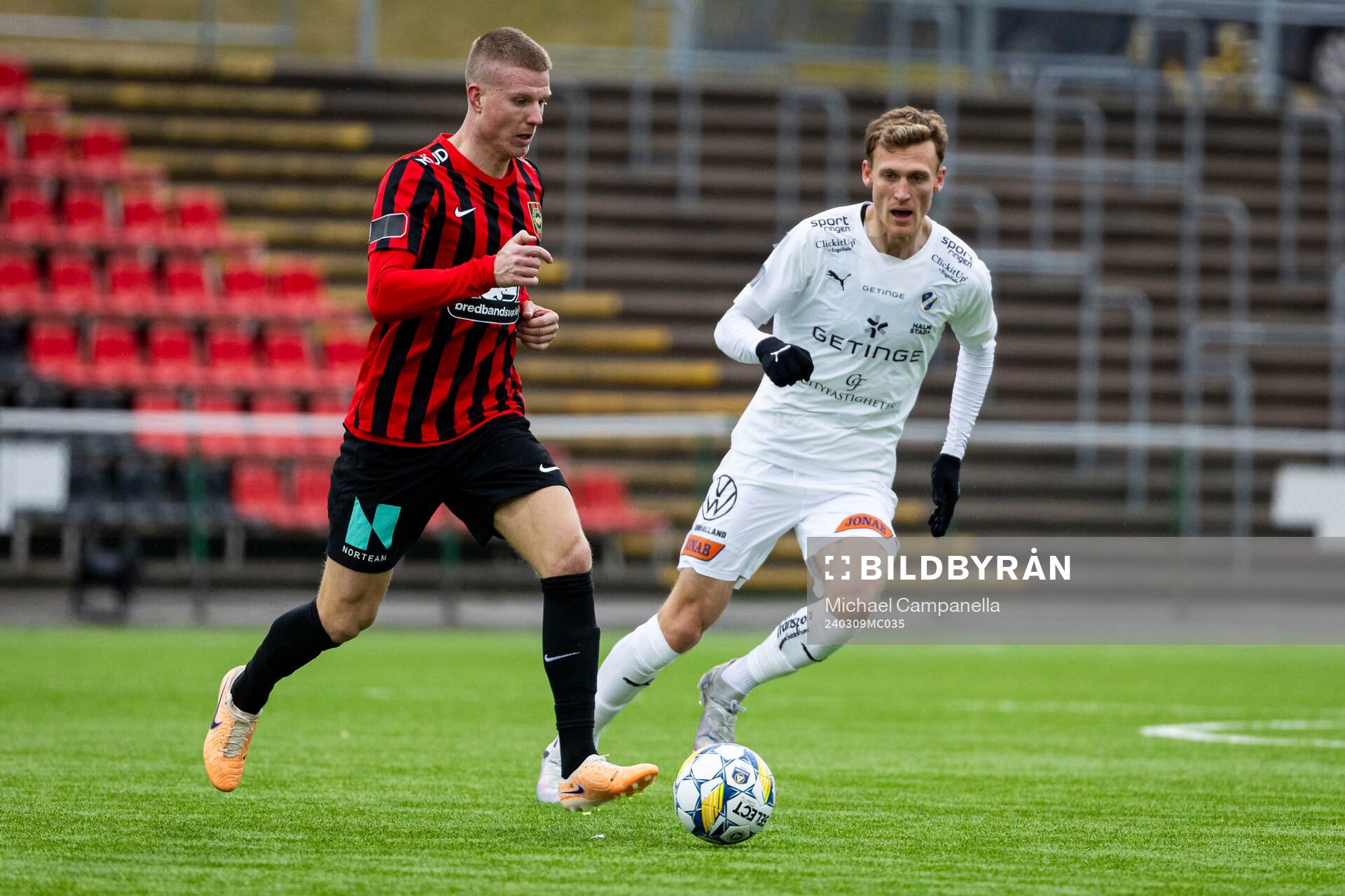 Brommapojkarnas Eric Björkander och Halmstads Viktor Granath under fotbollsmatchen i Svenska Cupen mellan Brommapojkarna och Halmstad den 9 mars 2024 i Stockholm.