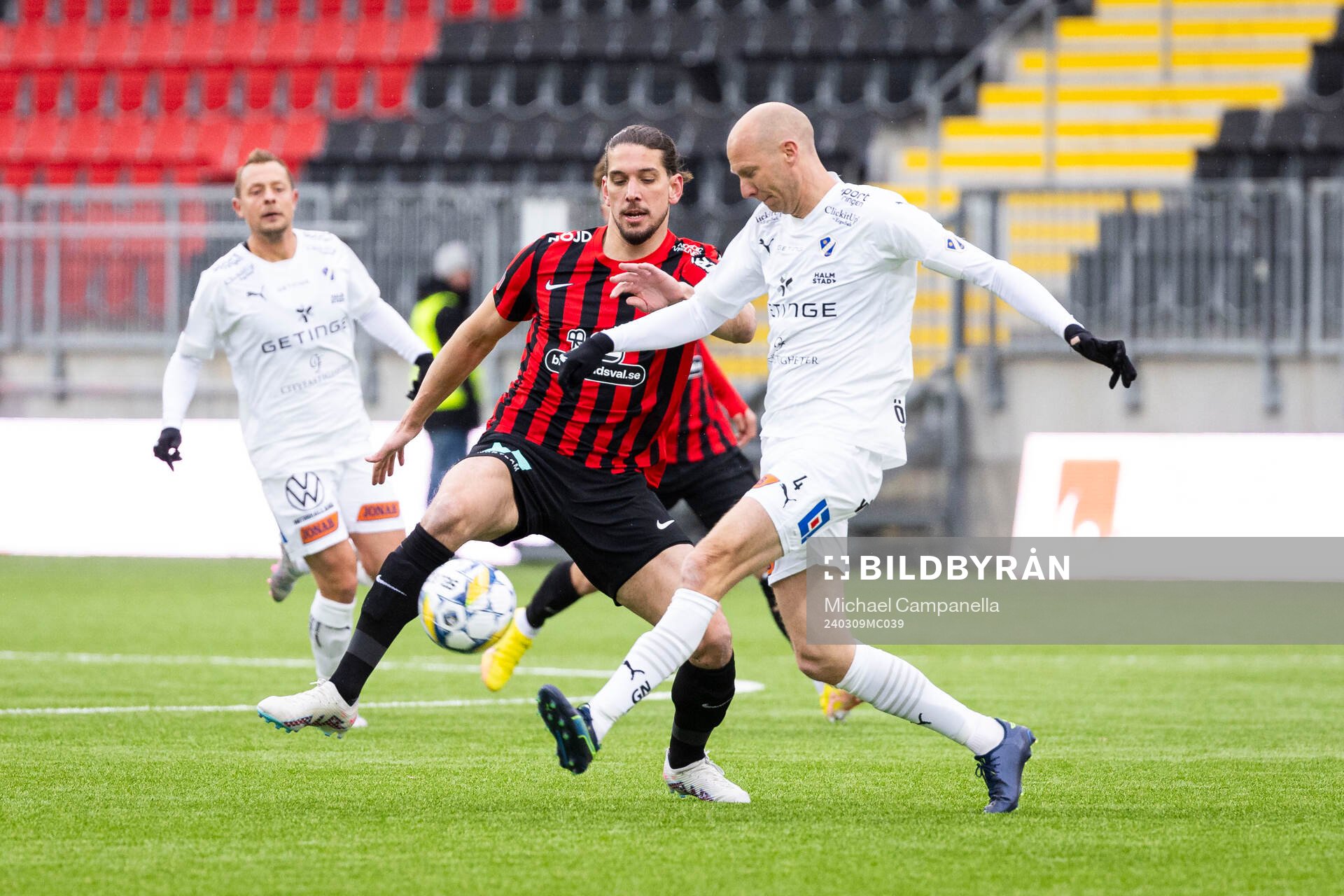 Brommapojkarnas Nikola Vasic och Halmstads Andreas Johansson
