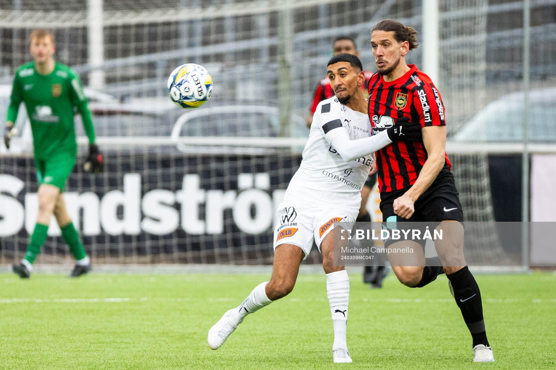 Halmstads Amir Al-Ammari och Brommapojkarnas Nikola Vasic