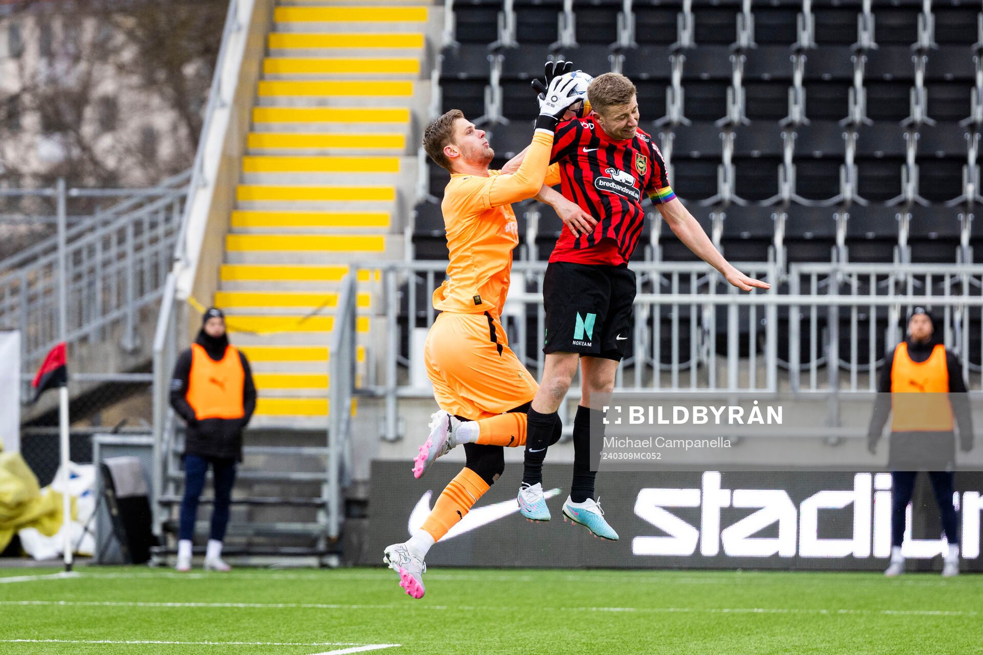 Halmstads målvakt Tim Rönning och Brommapojkarnas Ludvig