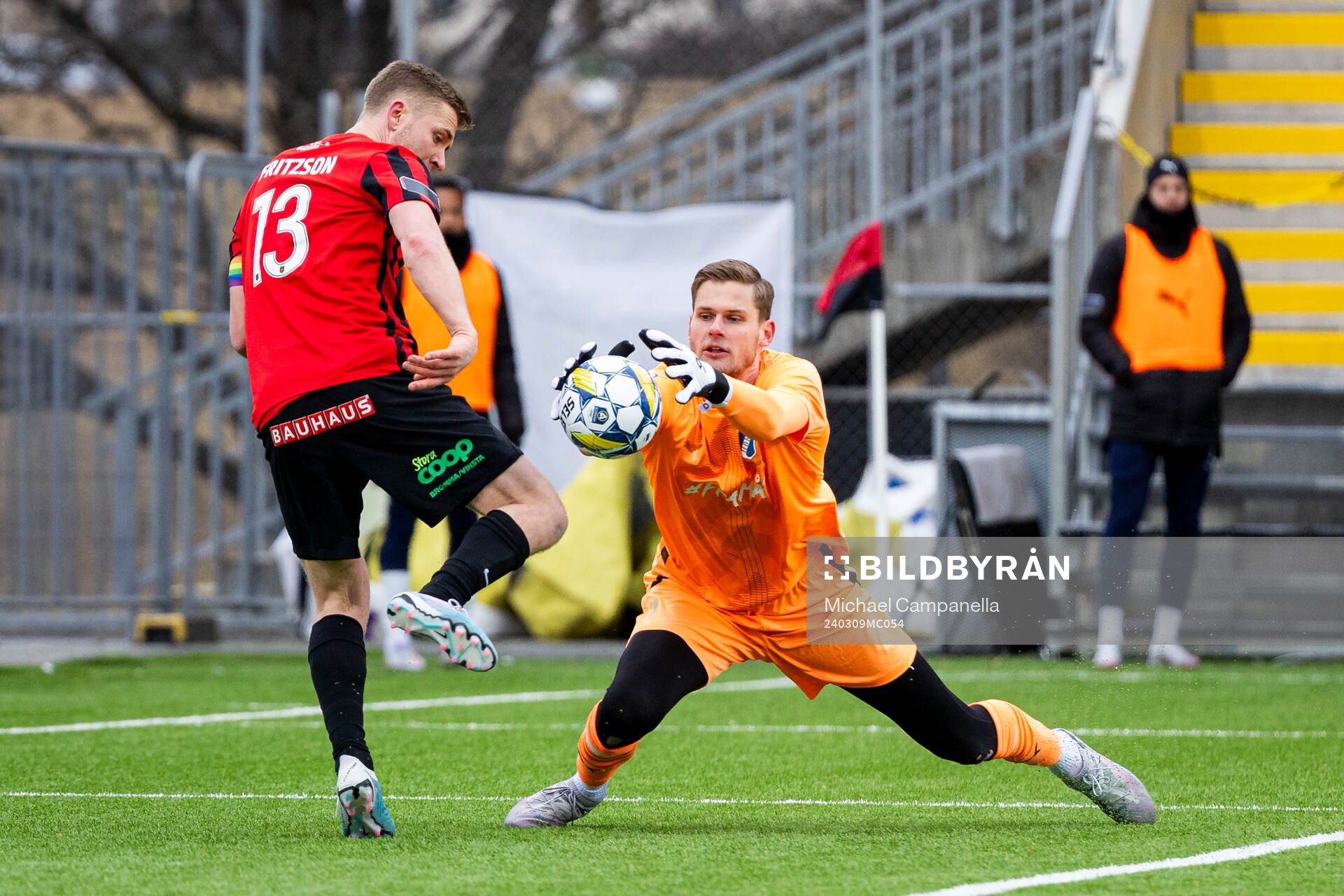 Halmstads målvakt Tim Rönning och Brommapojkarnas Ludvig
