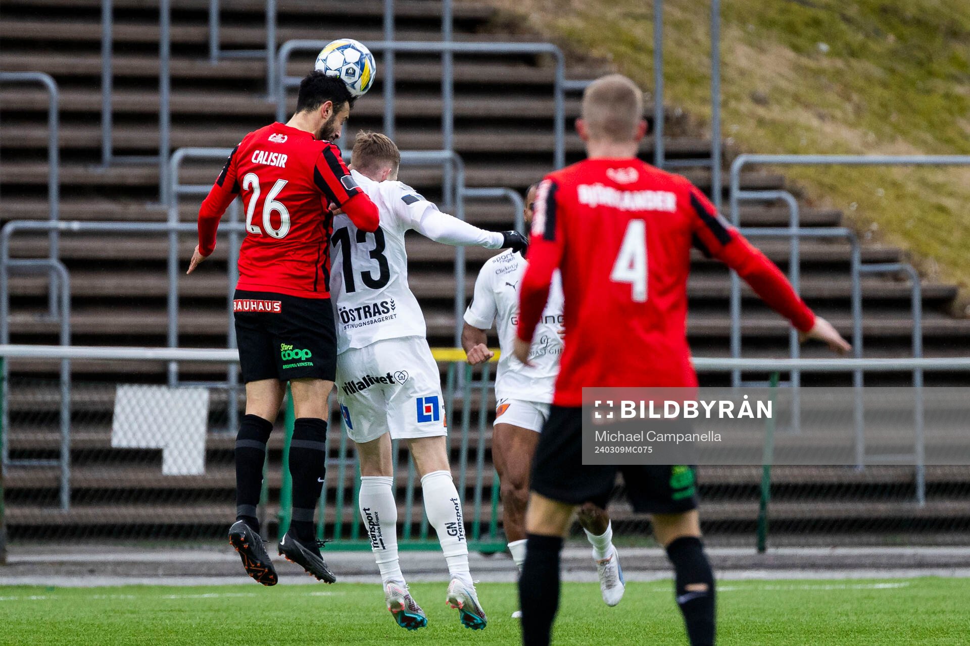Brommapojkarnas André Calisir och Halmstads Gisli Eyjolfsson i en luftduell under fotbollsmatchen i Svenska Cupen mellan Brommapojkarna och Halmstad den 9 mars 2024 i Stockholm.