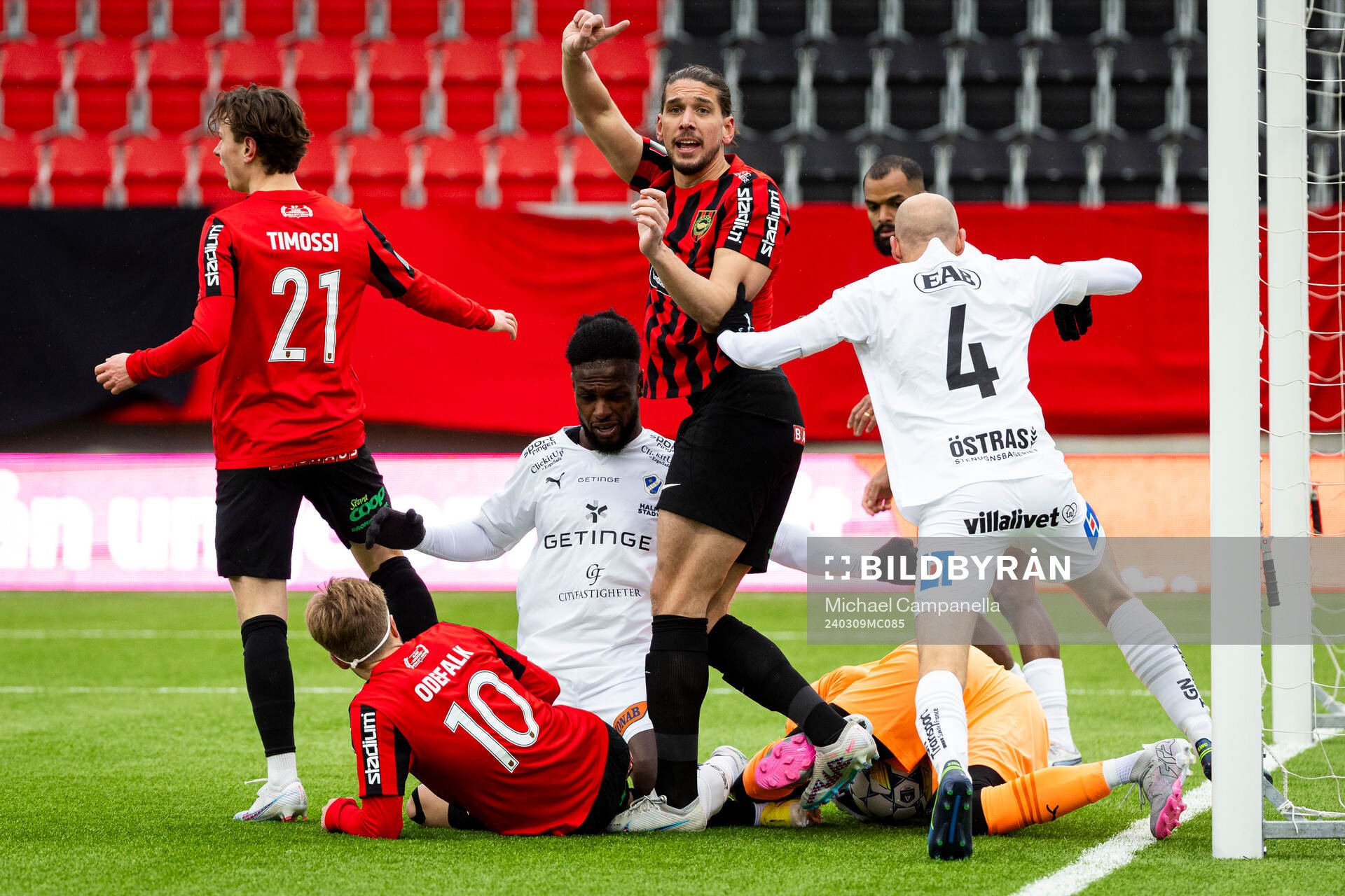 Brommapojkarnas Wilmer Odefalk och Nikola Vasic   mot