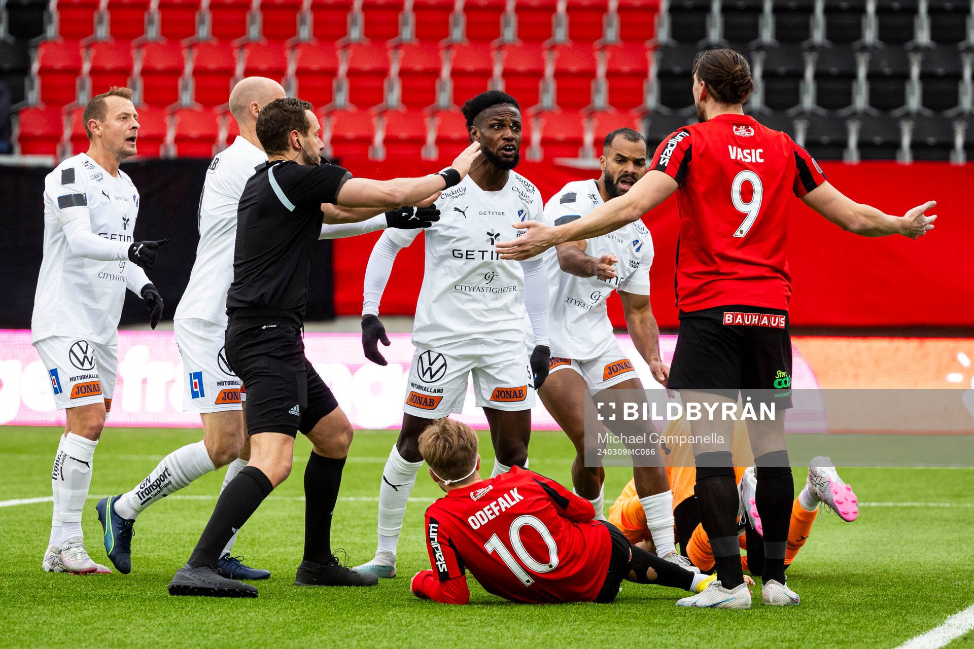 Brommapojkarnas Nikola Vasic i bråk med Halmstads Joseph Baffoe under fotbollsmatchen i Svenska Cupen mellan Brommapojkarna och Halmstad den 9 mars 2024 i Stockholm.