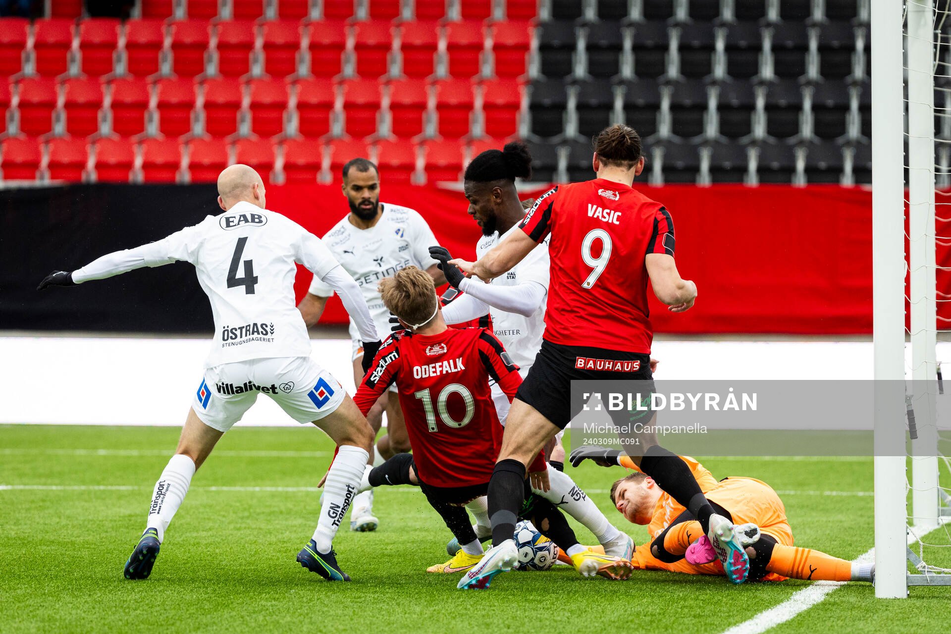 Brommapojkarnas Wilmer Odefalk och Nikola Vasic   mot