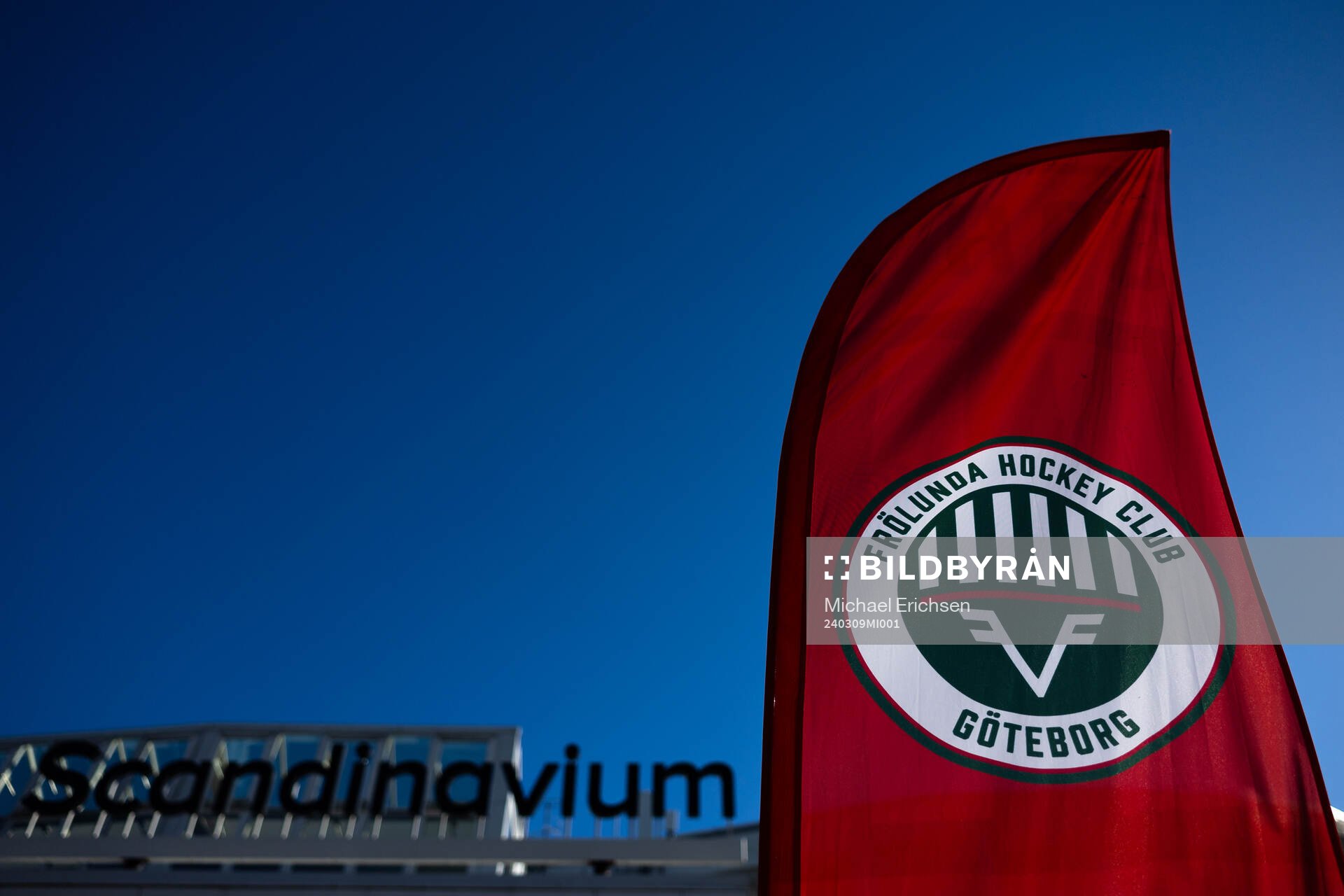 En Frölunda flagga utanför Scandinavium innan