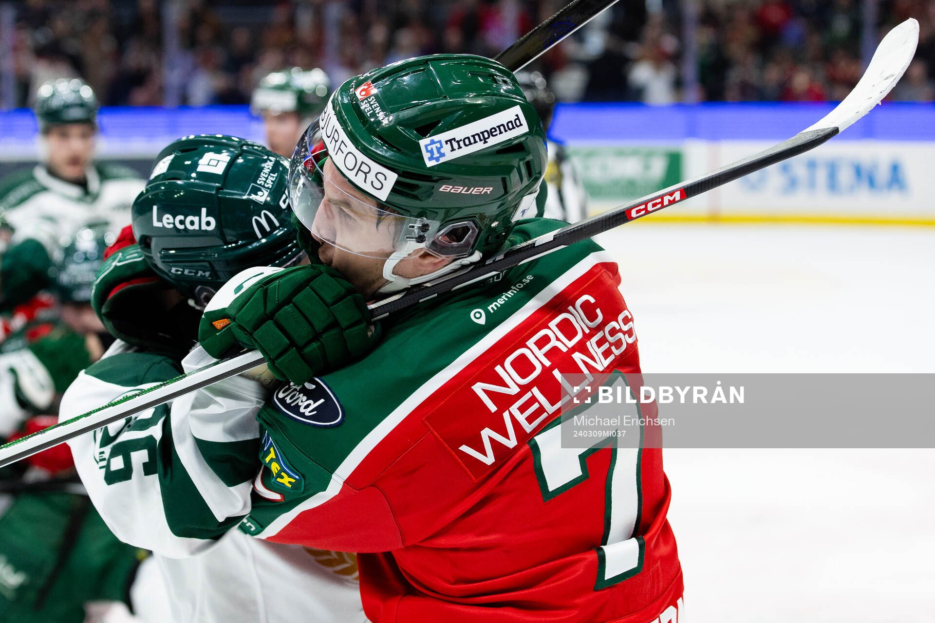 Färjestads Liam Öhgren och Frölundas Henrik Tömmernes